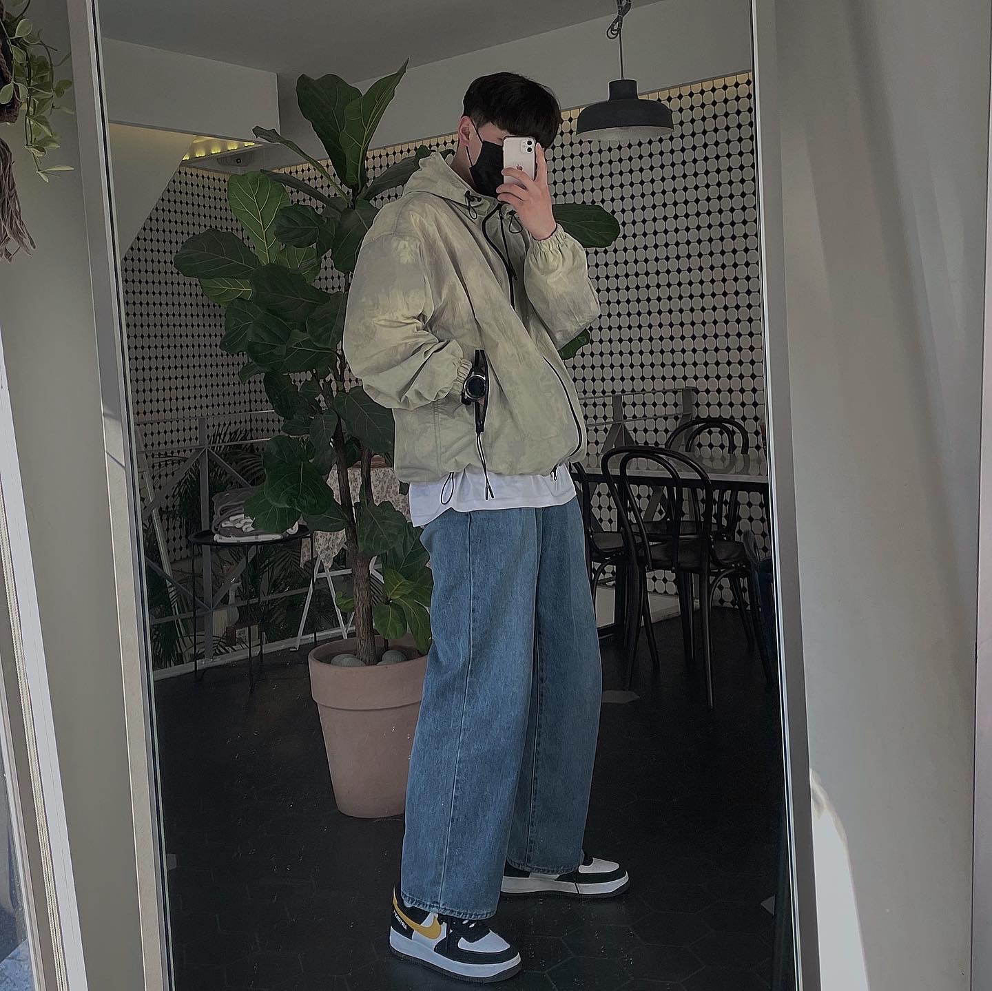 Nike x Sacai Blazer Low Iron Grey, Nike Air Force 1 '07 LV8 Athletic Club Black Dark Sulfur 착용 스타일 - 4