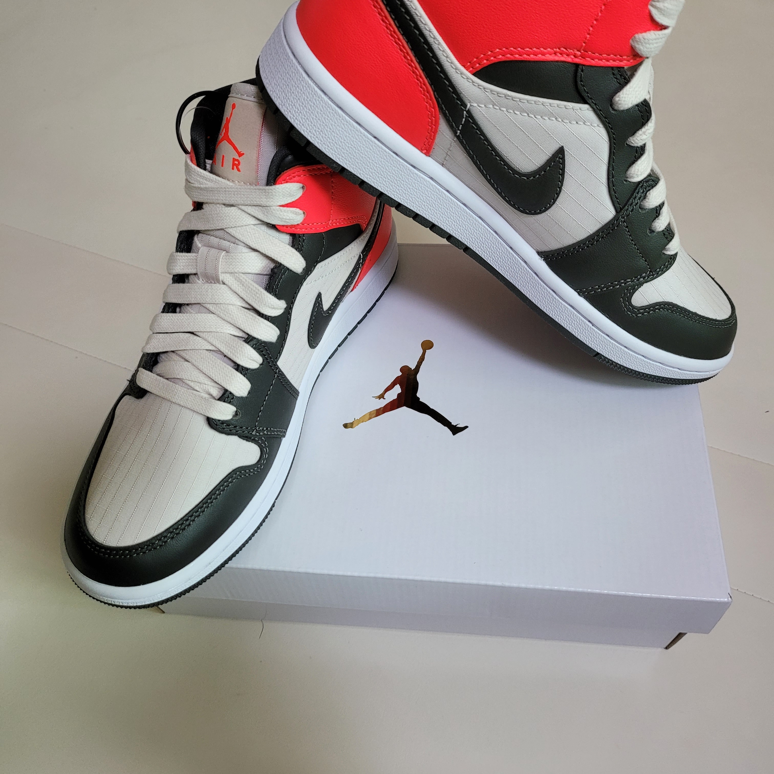 (W) Jordan 1 Mid SE Newsprint 착용 스타일 - 2