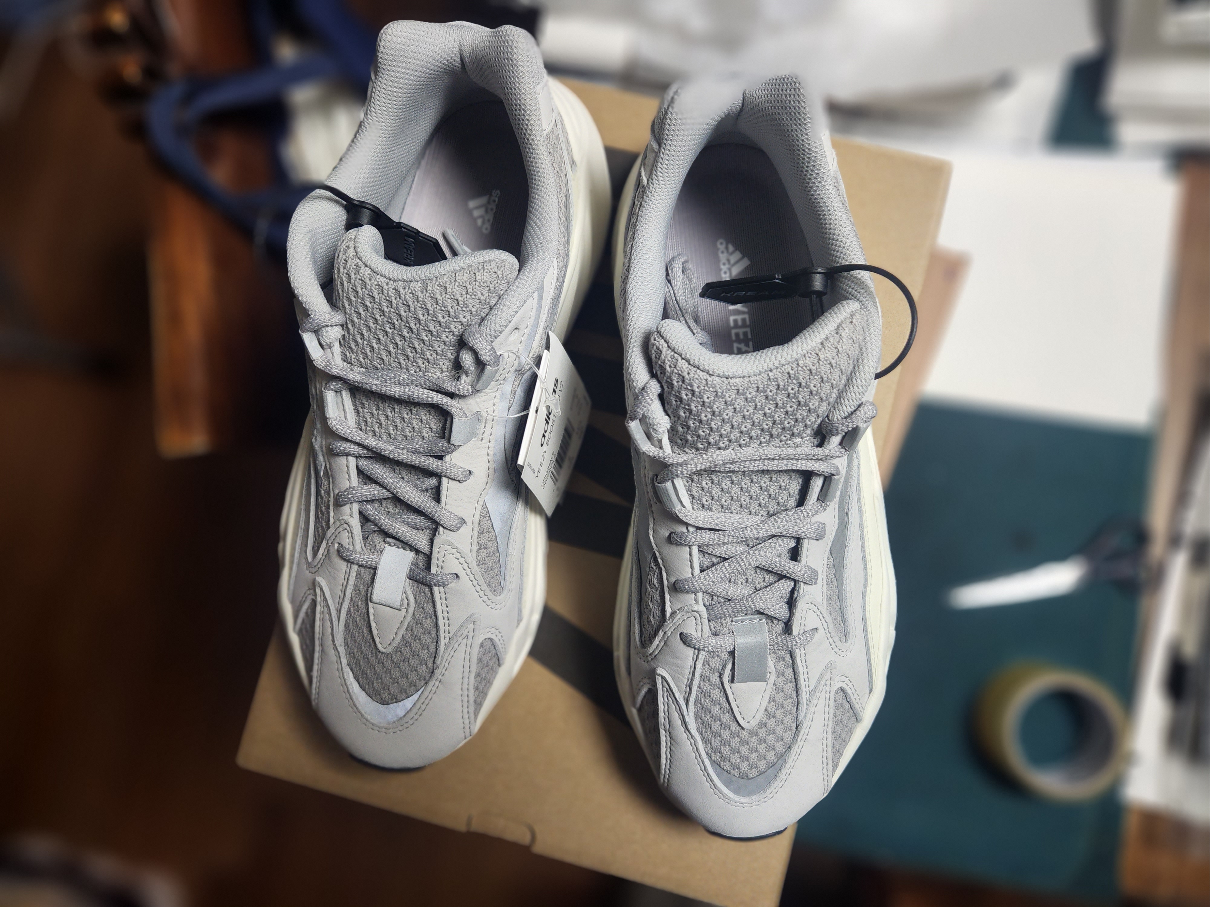 Adidas Yeezy Boost 700 V2 Static 2018 착용 스타일 - 5
