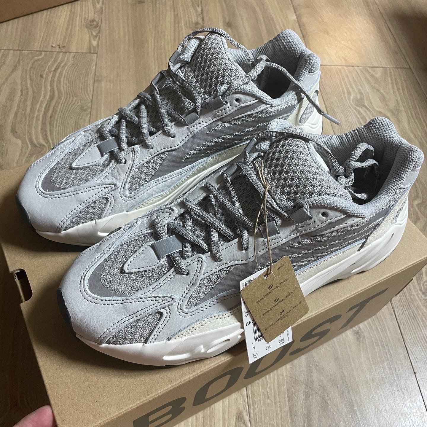 Adidas Yeezy Boost 700 V2 Static 2022 착용 스타일 - 2