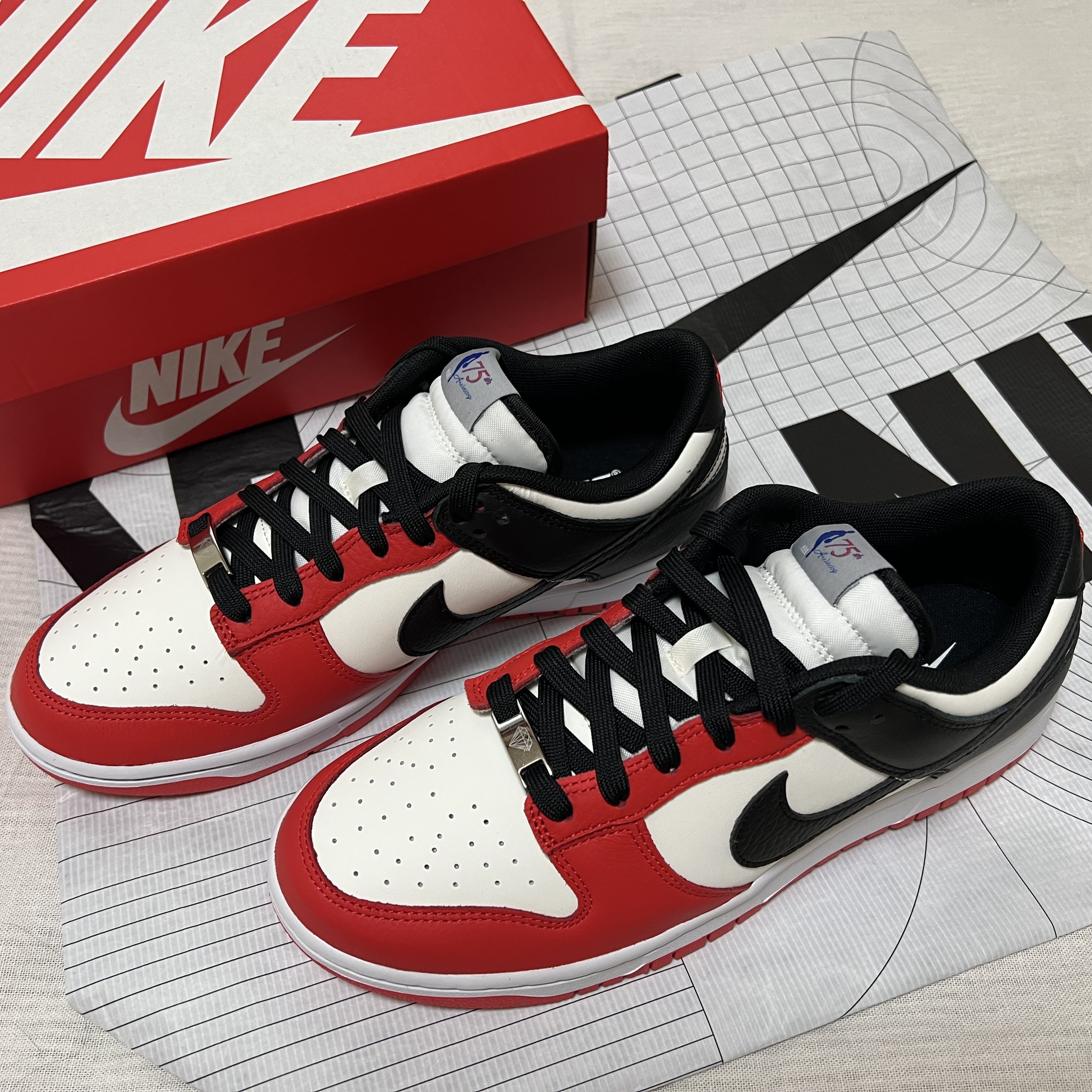 Nike x NBA Dunk Low Retro EMB Black and Chile Red 착용 스타일 - 1