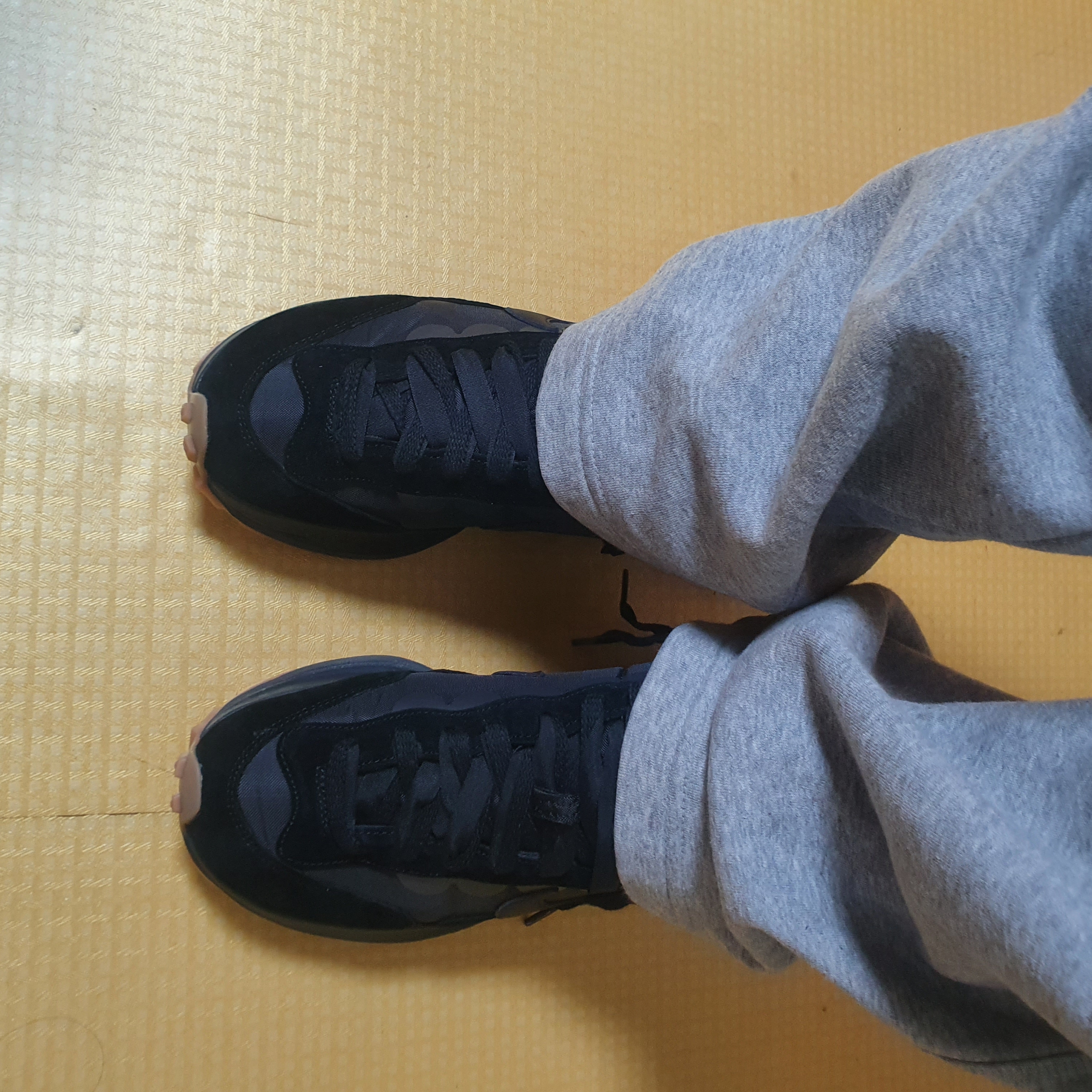 Nike x Sacai VaporWaffle Black and Gum 착용 스타일 - 2