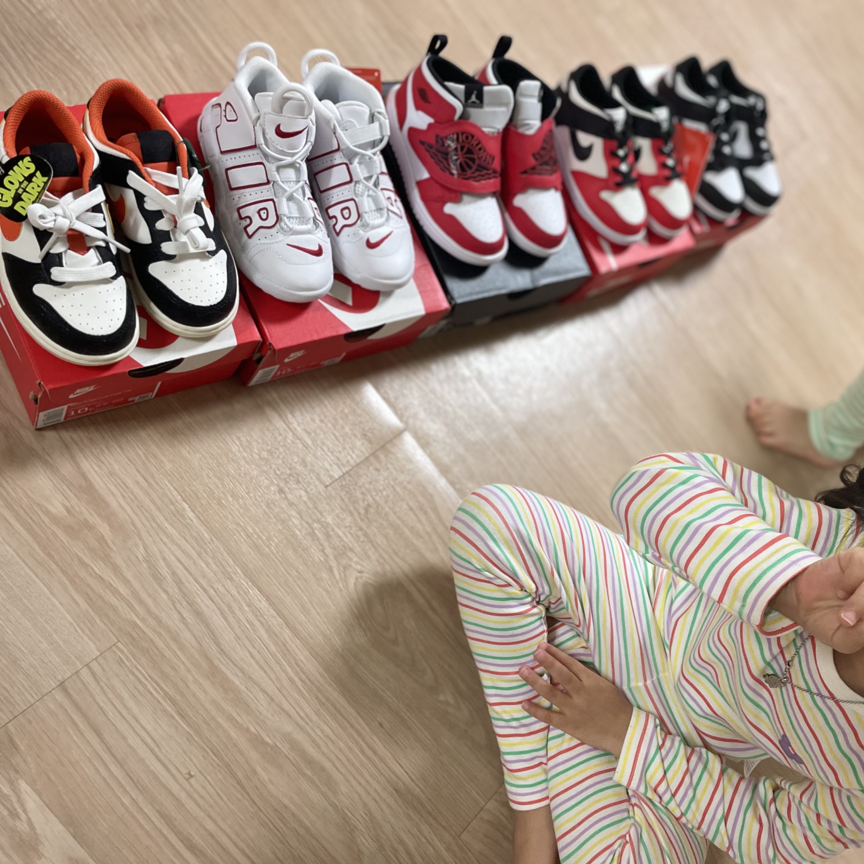 (PS) Nike Dunk Low PRM Halloween, (TD) Nike Air More Uptempo White Varsity Red 2021 착용 스타일 - 1