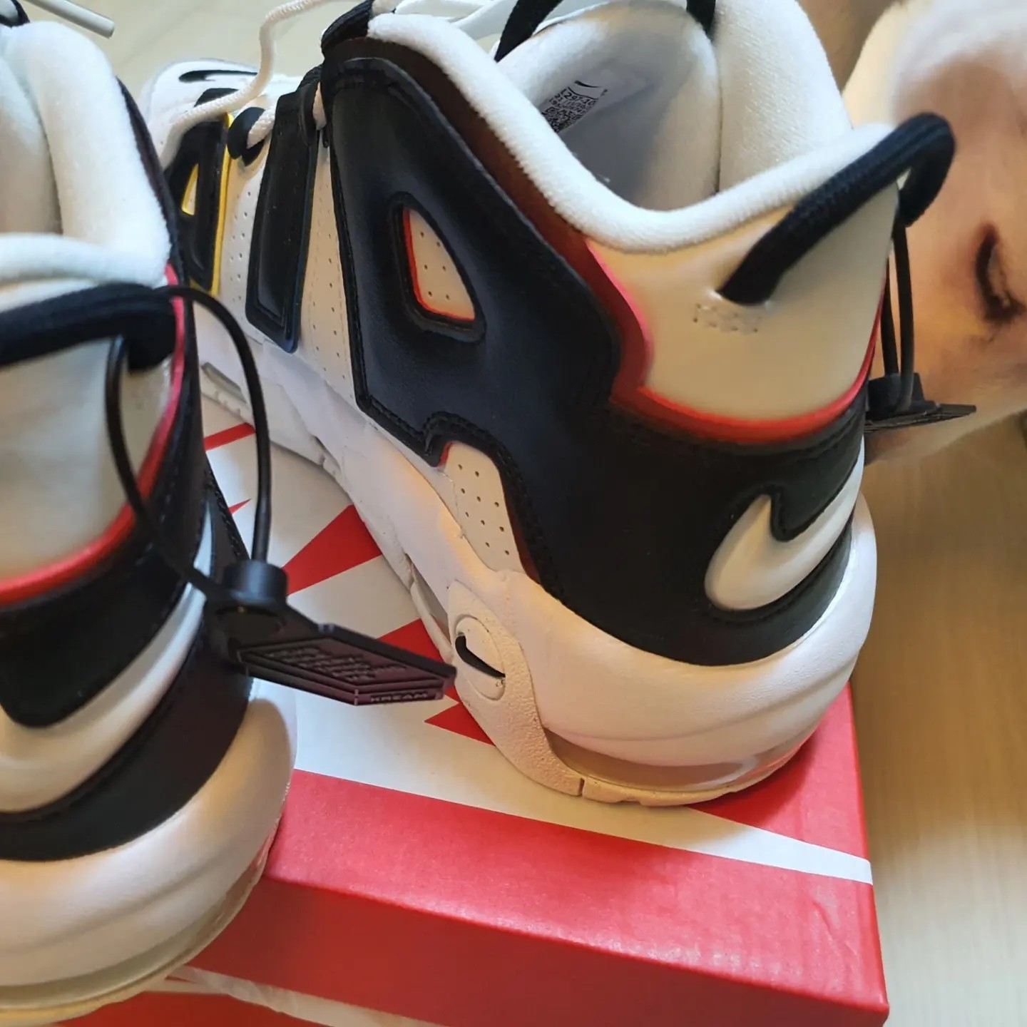 Nike Air More Uptempo 96 Trading Cards 착용 스타일 - 2