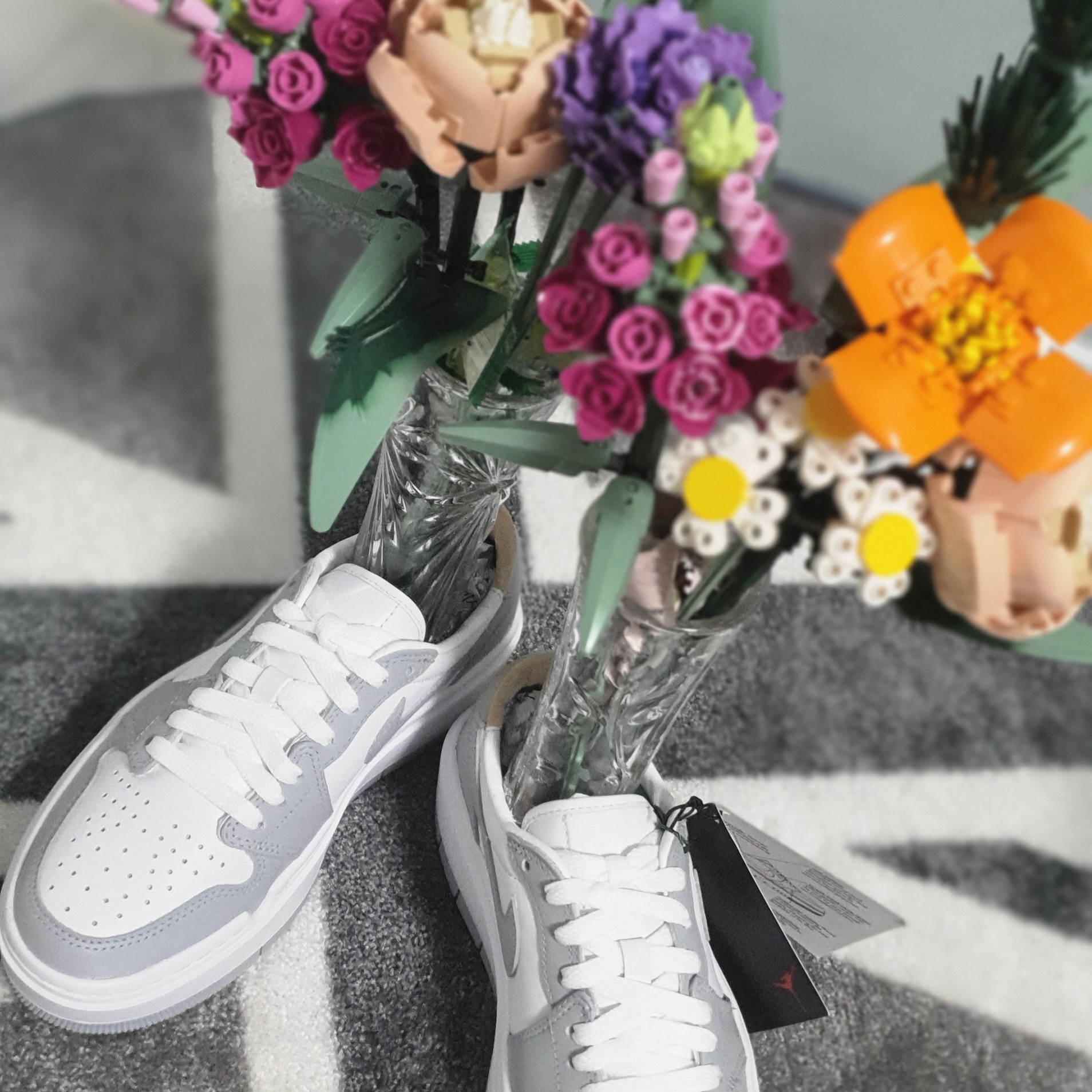 (W) Jordan 1 Elevate Low White and Wolf Grey, Lego Flower Bouquet 착용 스타일