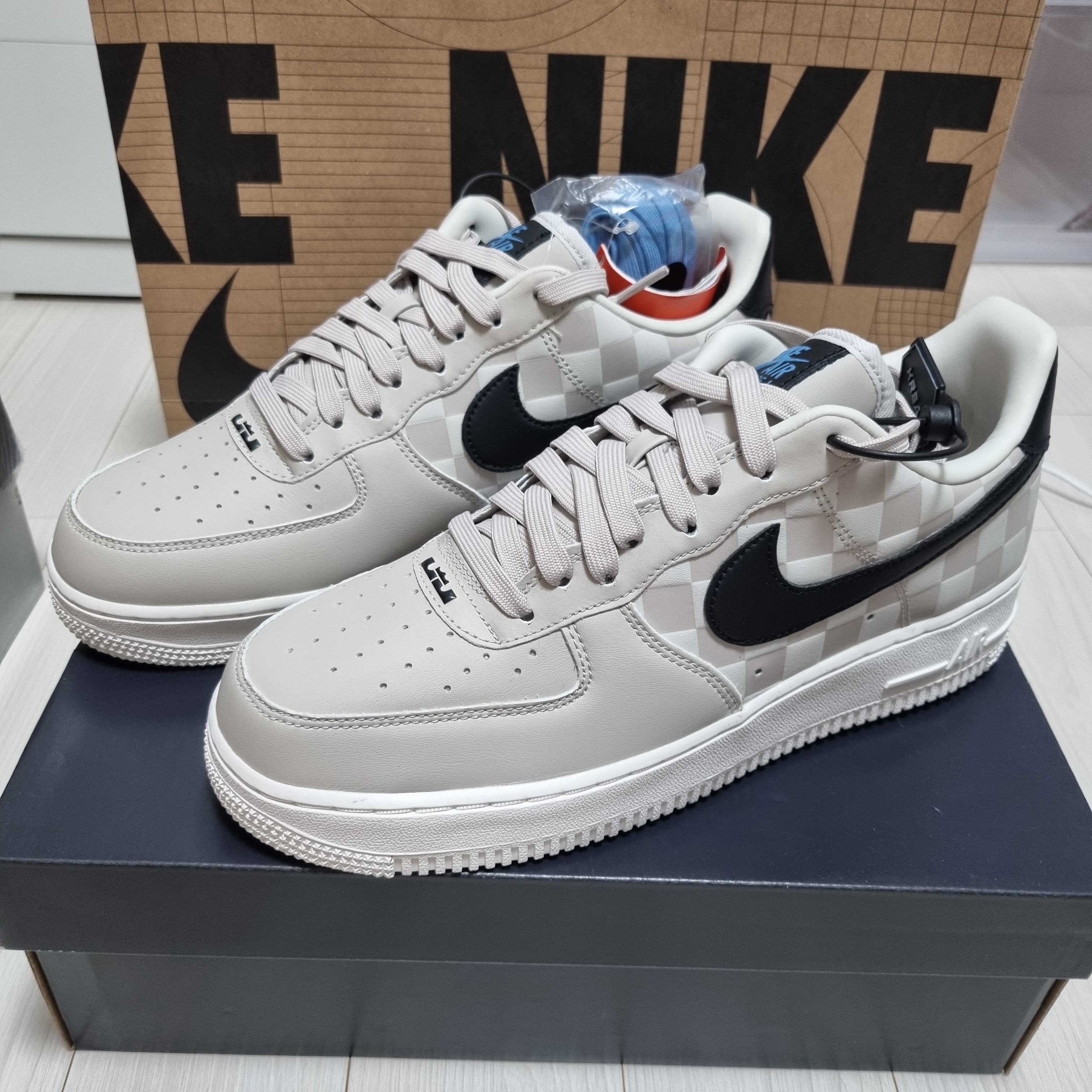 Nike Air Force 1 '07 QS LBJ 착용 스타일