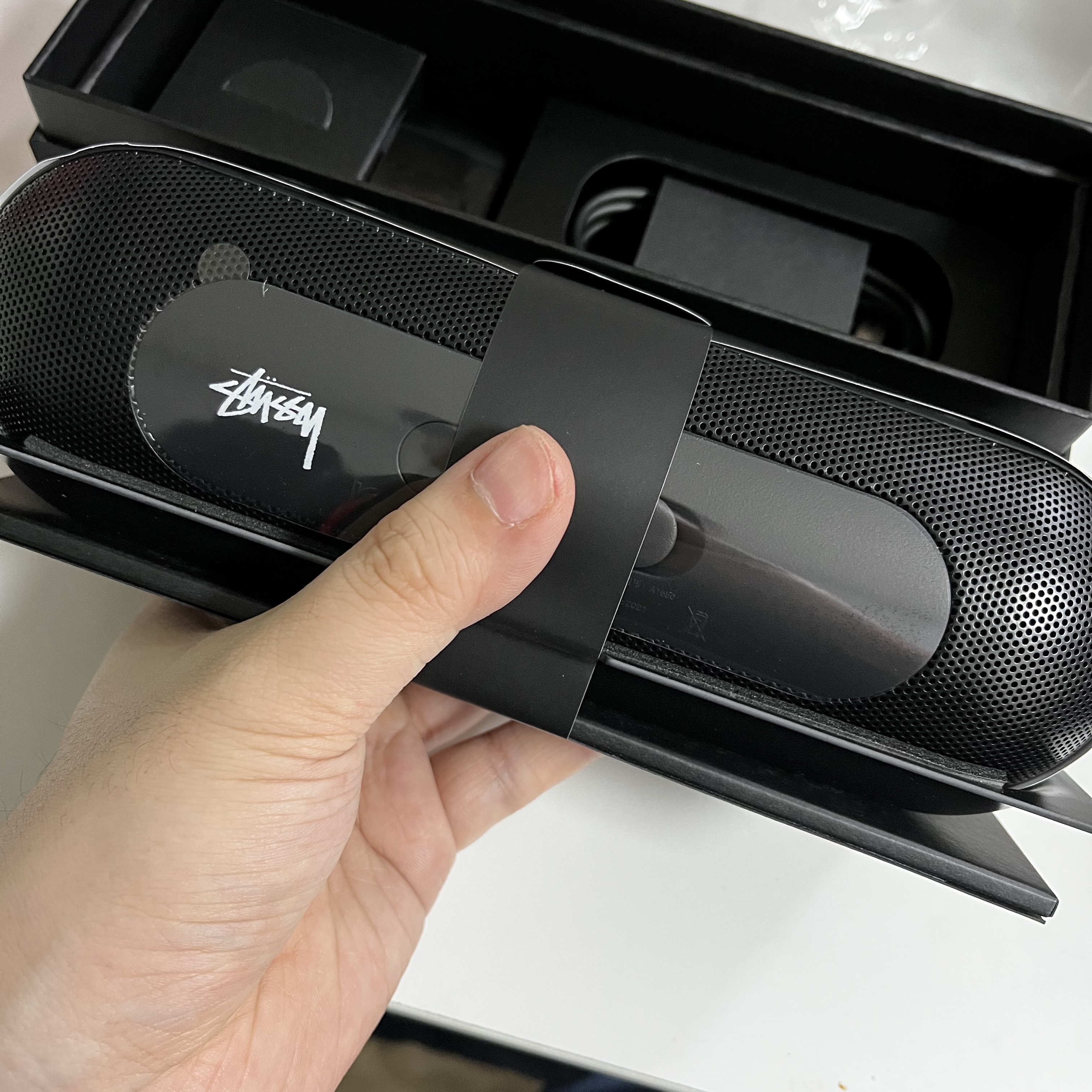 Stussy x Beats By Dre Pill+ Black White 착용 스타일 - 4