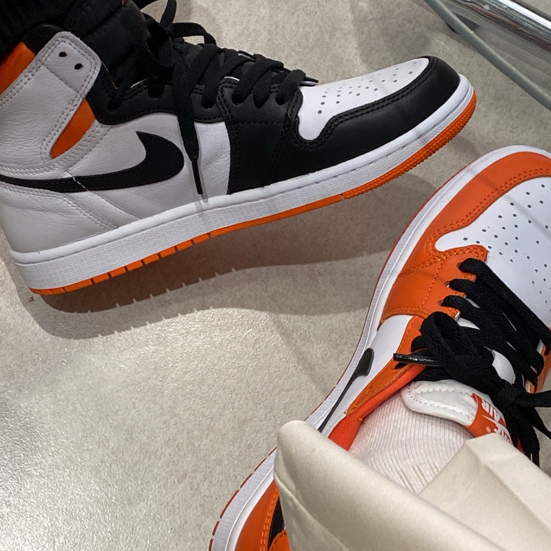 Jordan 1 Retro High OG Electro Orange, Jordan 1 Low OG Starfish 착용 스타일 - 3