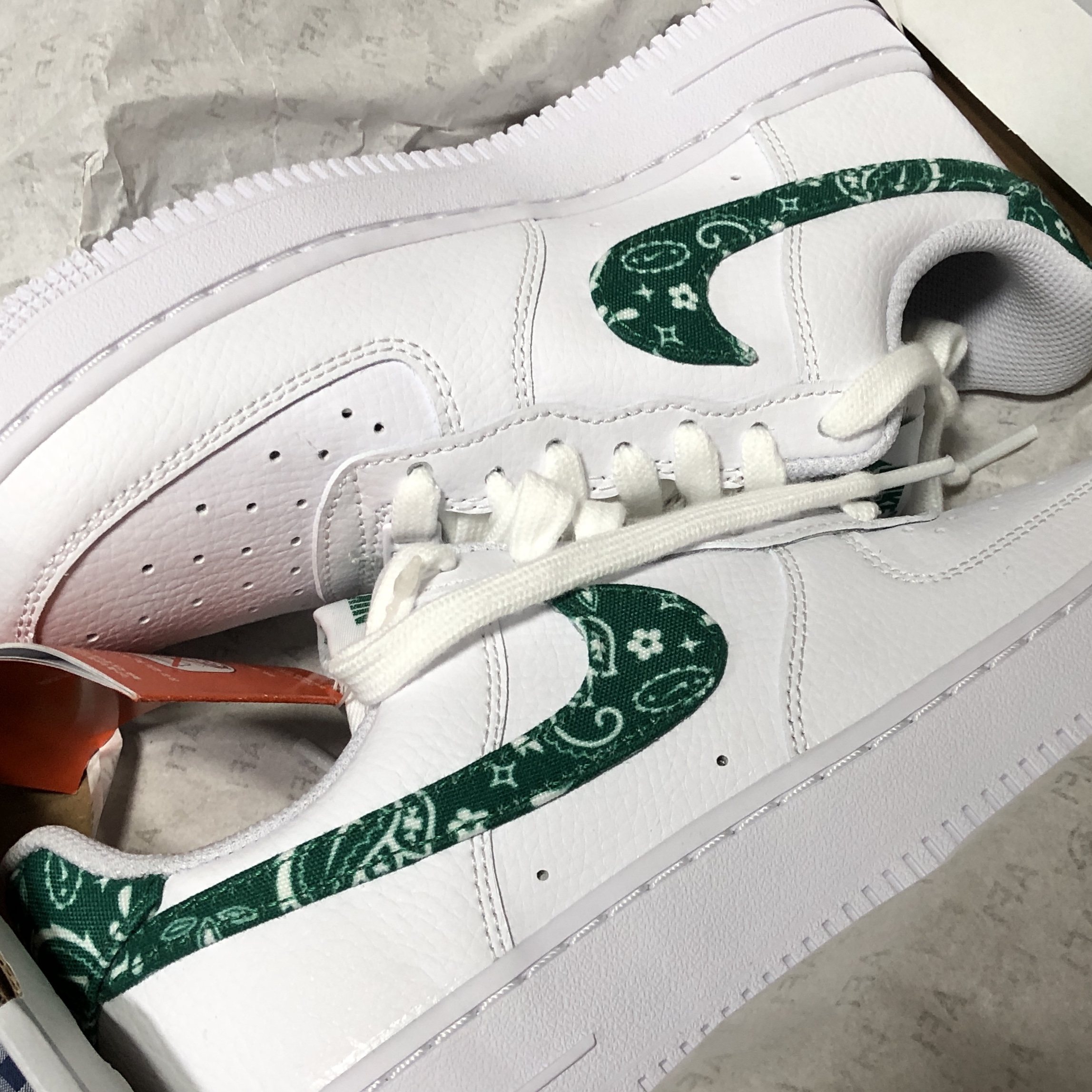 (W) Nike Air Force 1 '07 Essential Paisley Swoosh White Malachite 착용 스타일