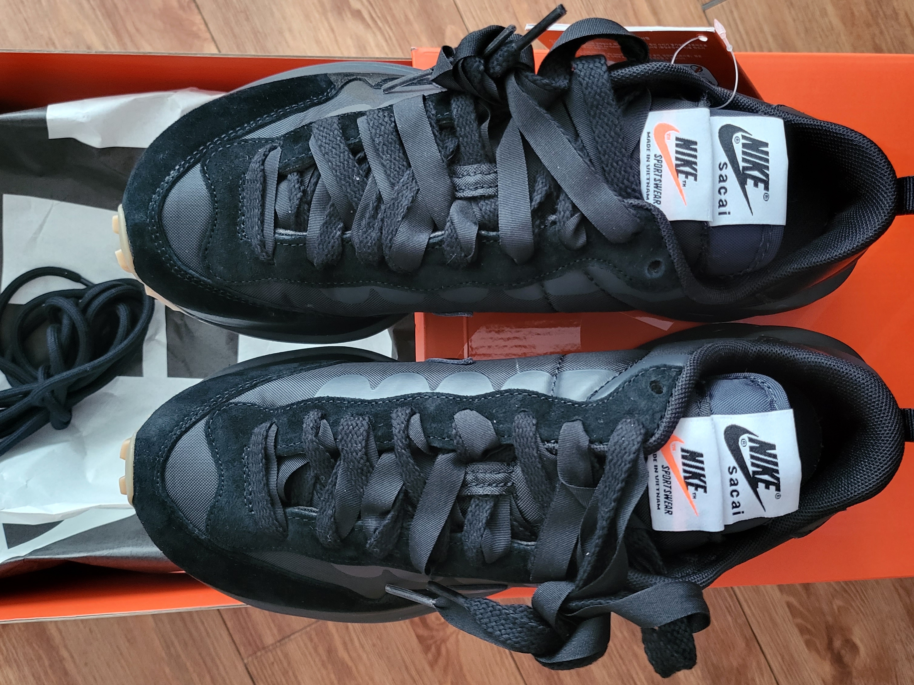 Nike x Sacai VaporWaffle Black and Gum 착용 스타일 - 2