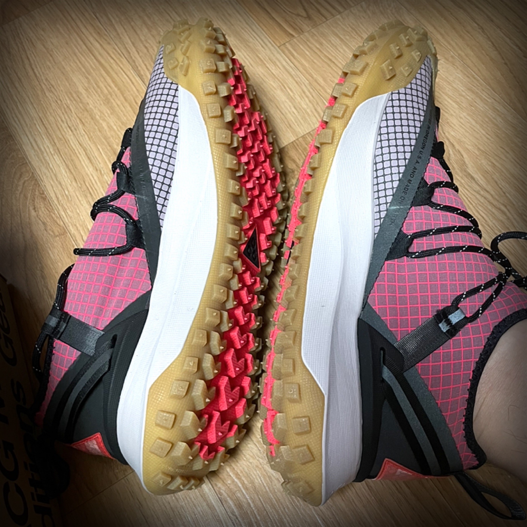 Nike ACG Mountain Fly Low Flash Crimson 착용 스타일 - 2