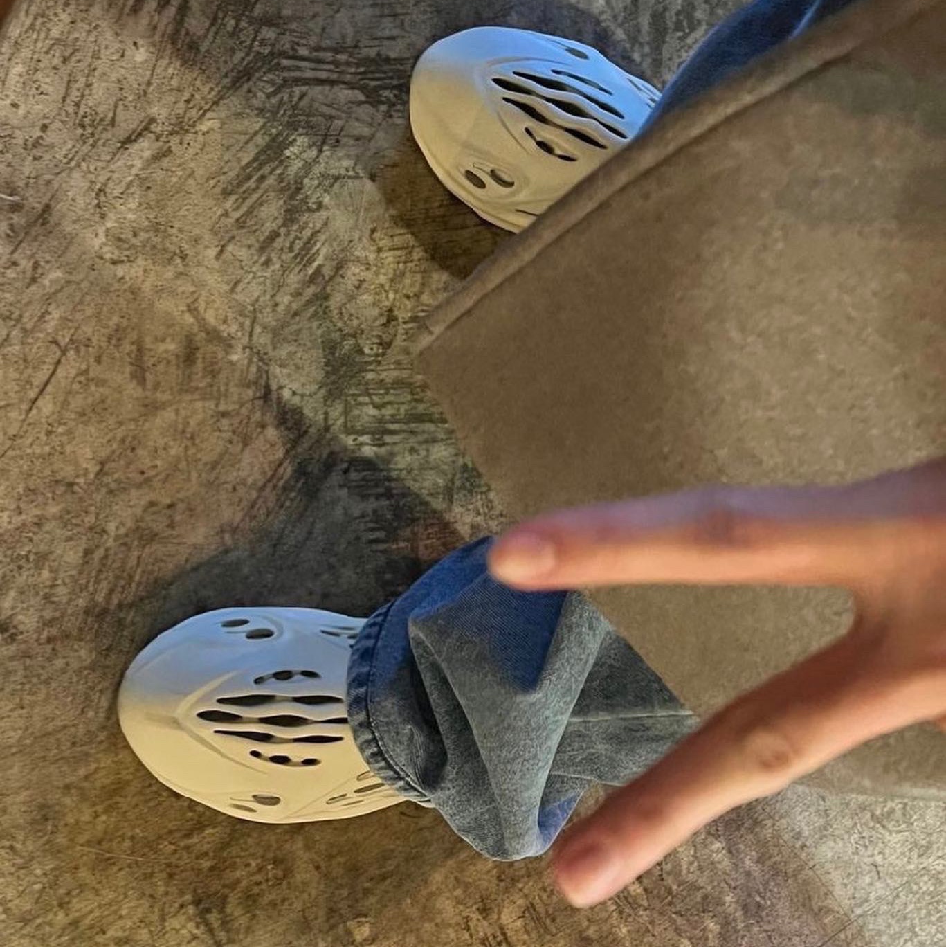 Adidas Yeezy Foam RNNR Sand 착용 스타일 - 2