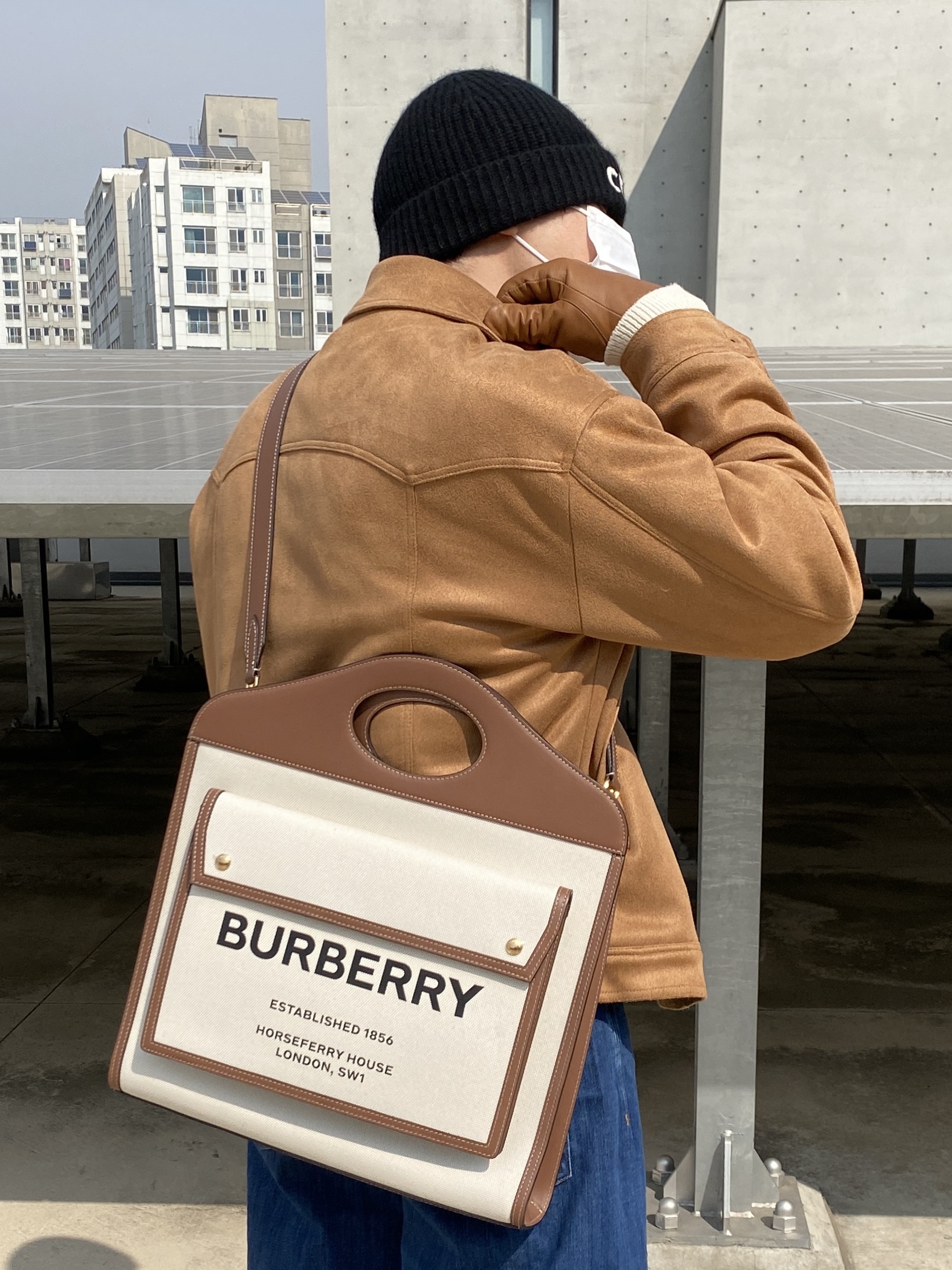 Burberry Mini Two-Tone Canvas and Leather Pocket Bag Natural Malt Brown 착용 스타일