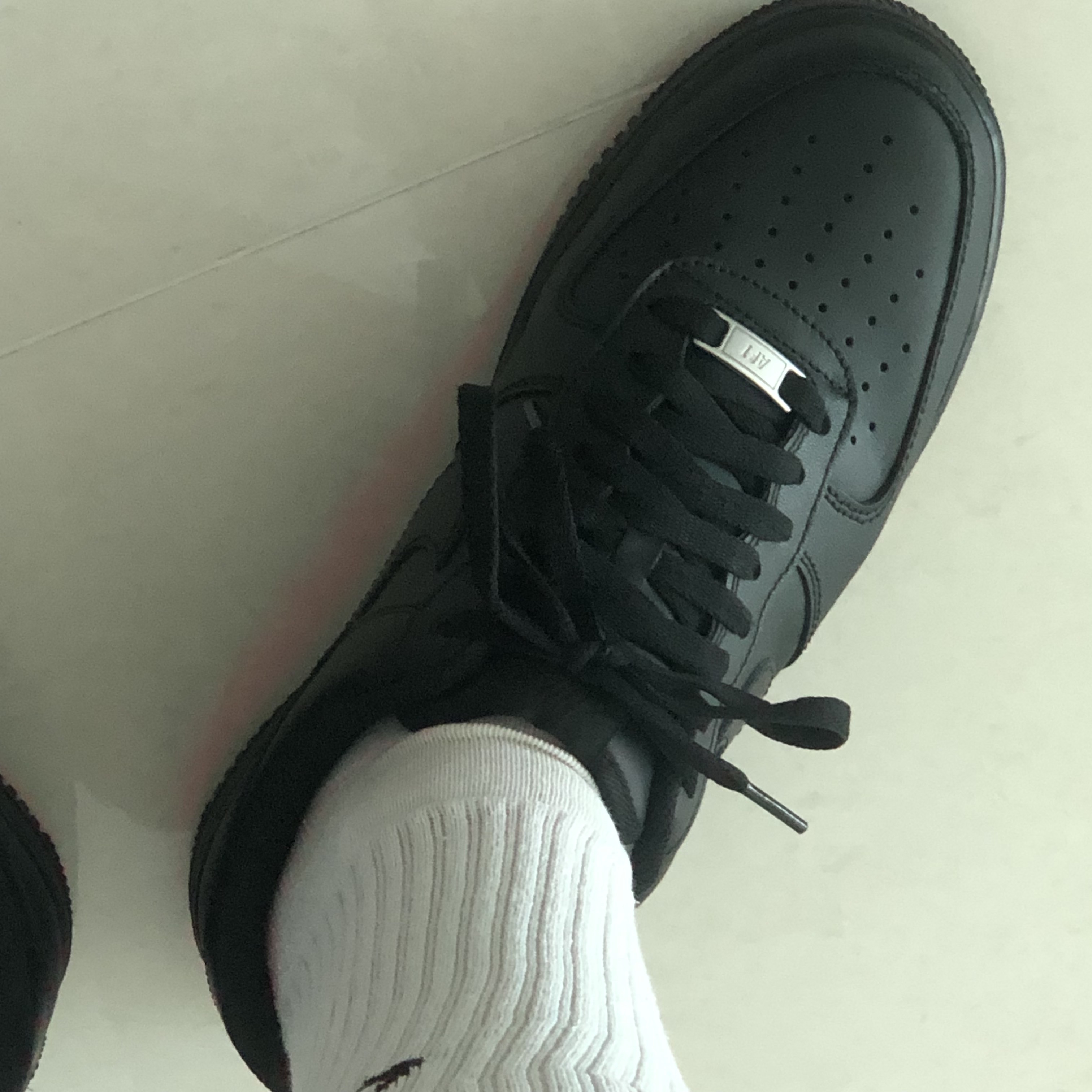 Nike Air Force 1 '07 Low Triple Black 착용 스타일 - 1