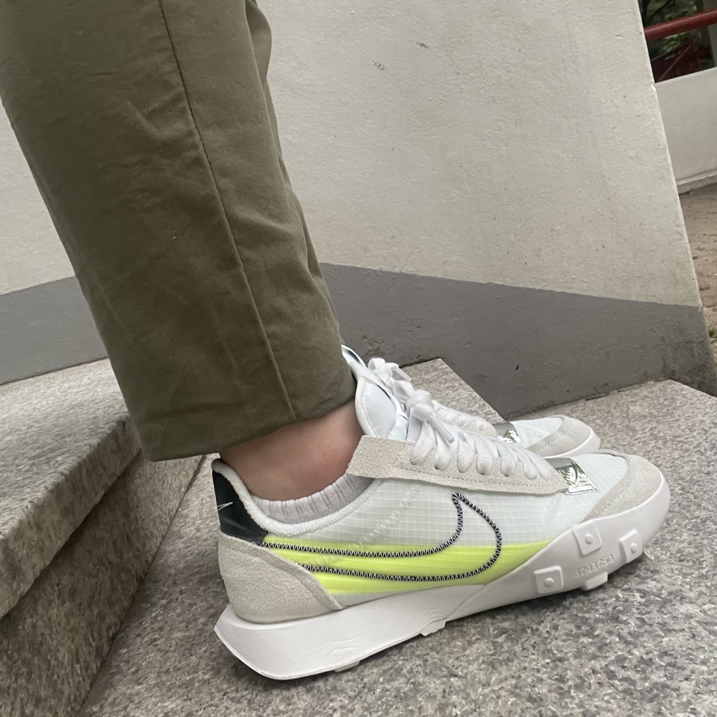 (W) Nike Waffle Racer 2X Summit White Volt 착용 스타일 - 1
