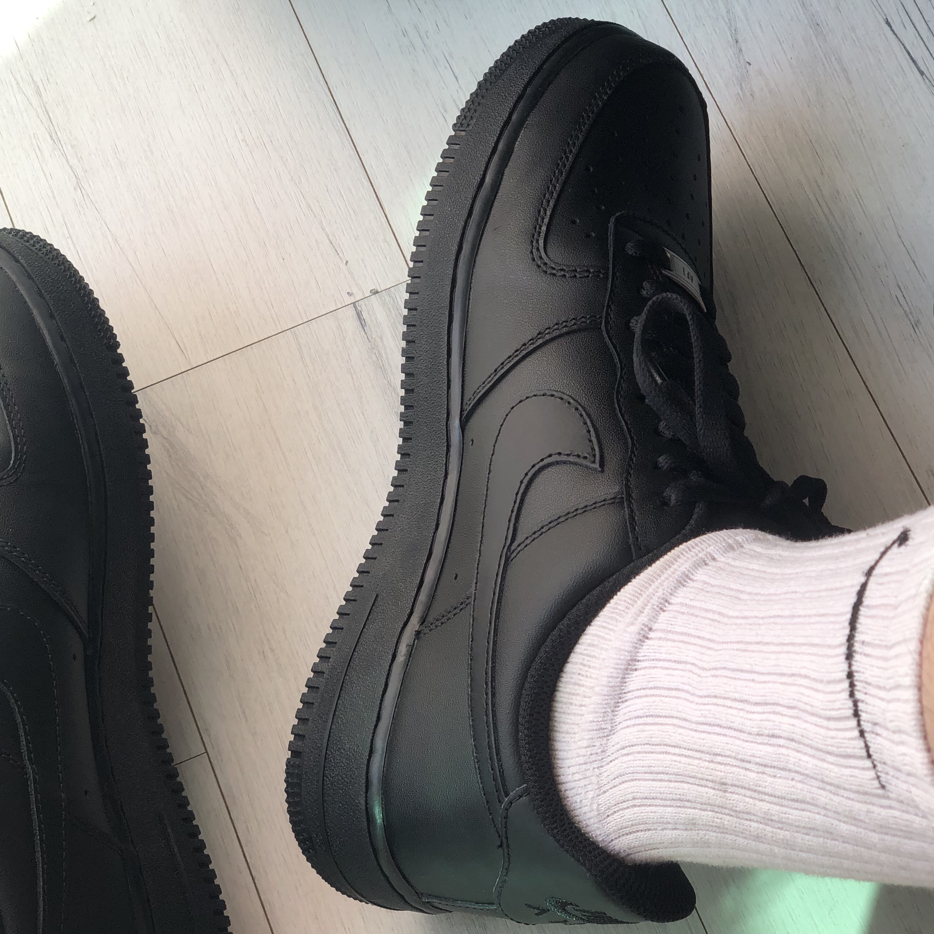 Nike Air Force 1 '07 Low Triple Black 착용 스타일 - 2