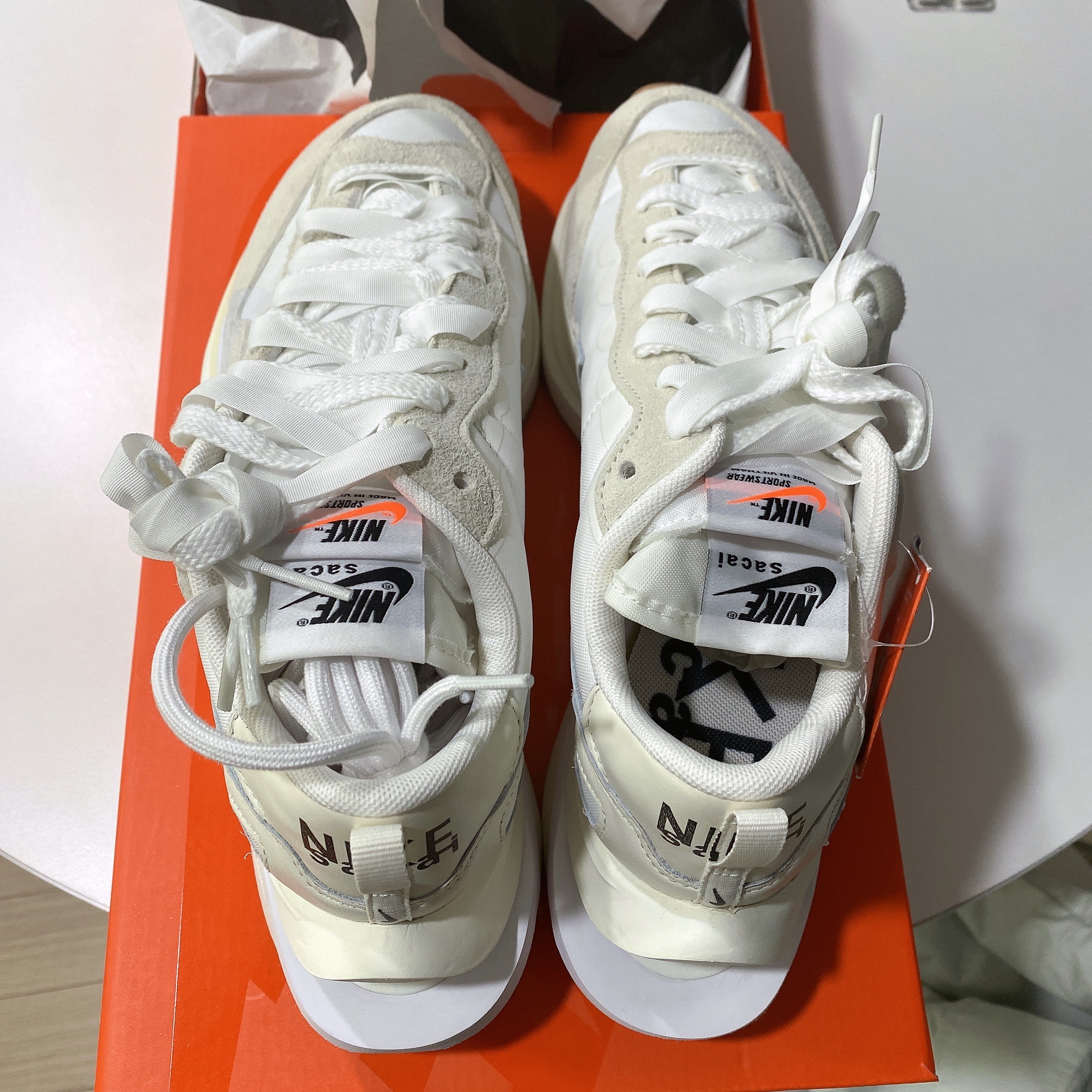Nike x Sacai VaporWaffle White and Gum 착용 스타일 - 2