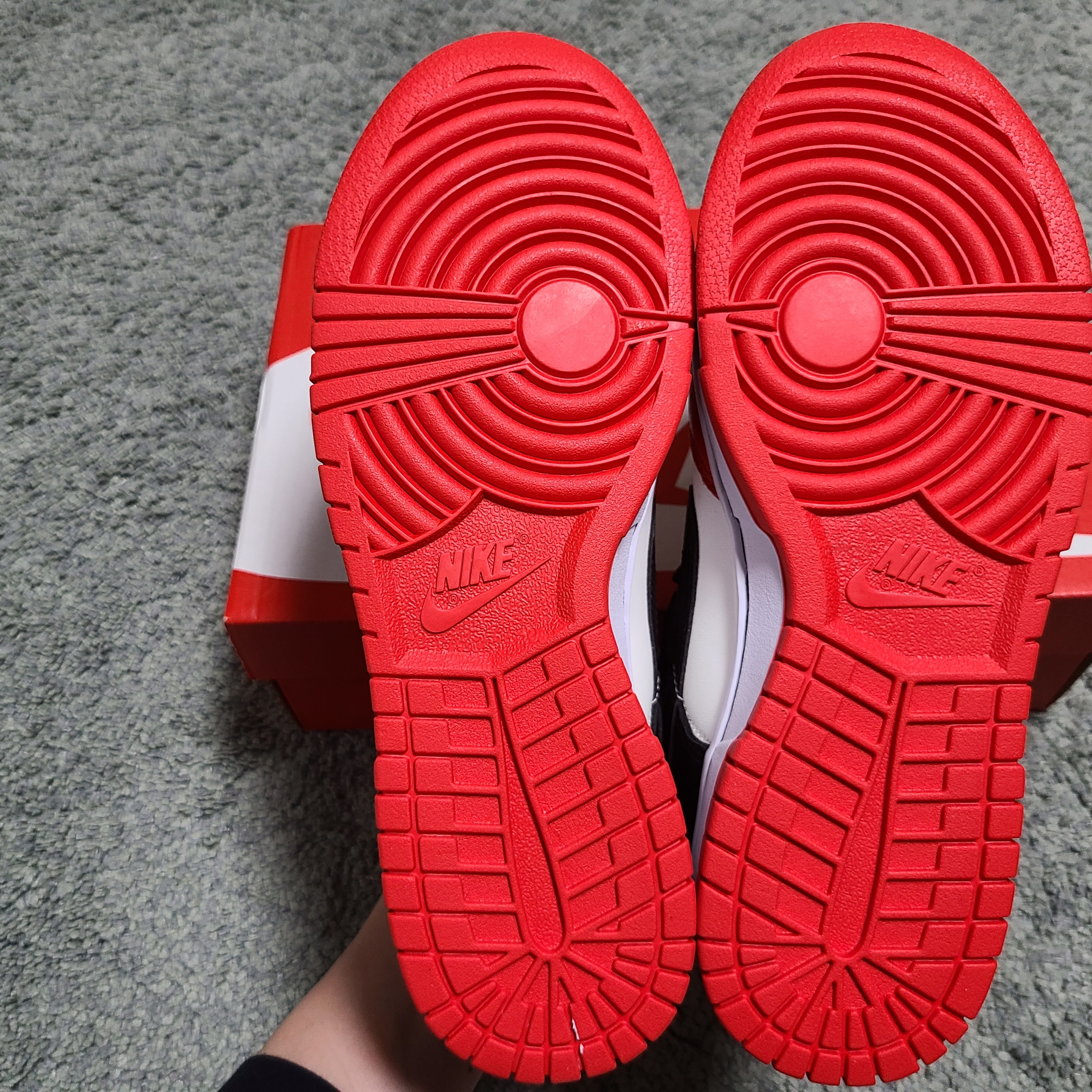 Nike x NBA Dunk Low Retro EMB Black and Chile Red 착용 스타일 - 3