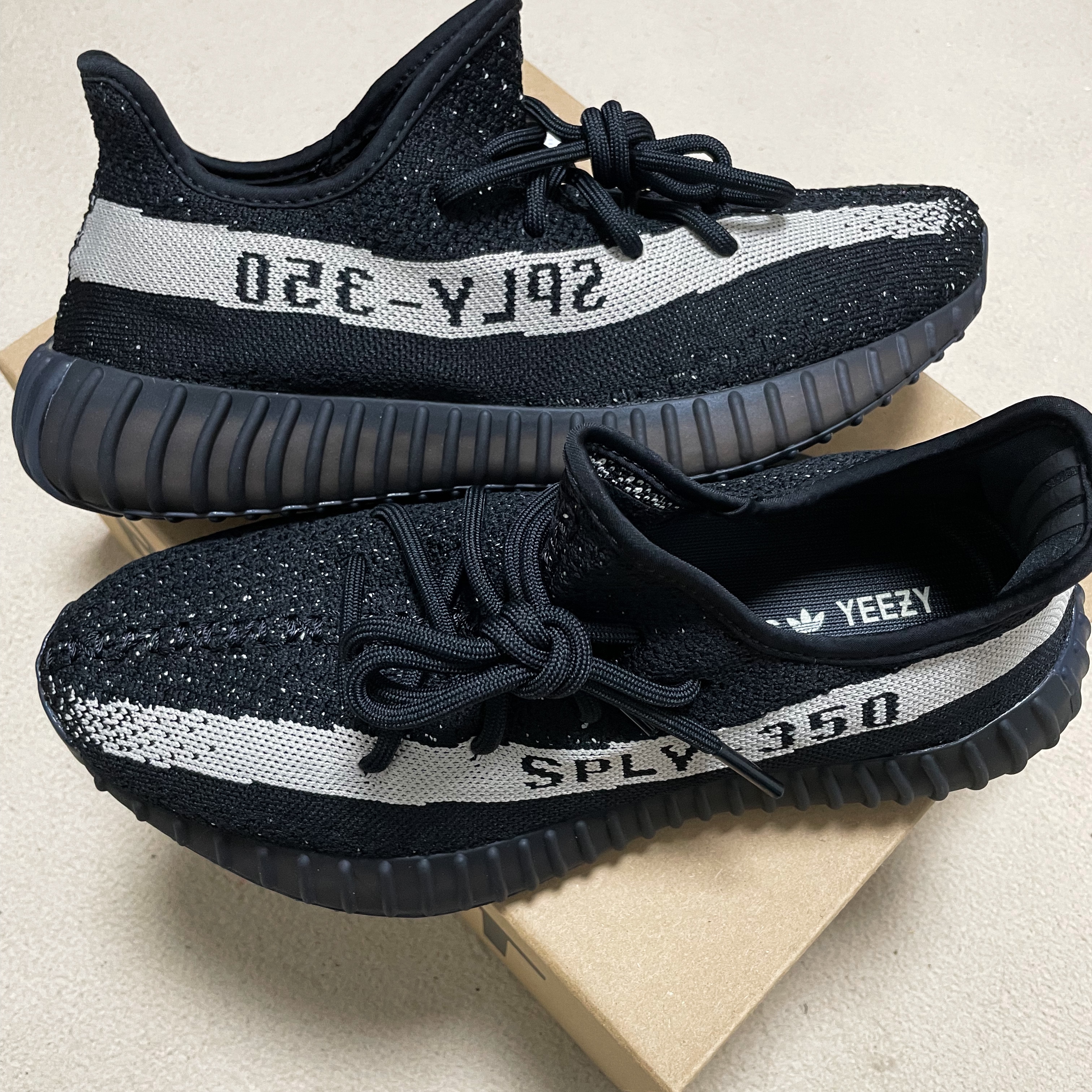Adidas Yeezy Boost 350 V2 Core Black White 2022 착용 스타일 - 2