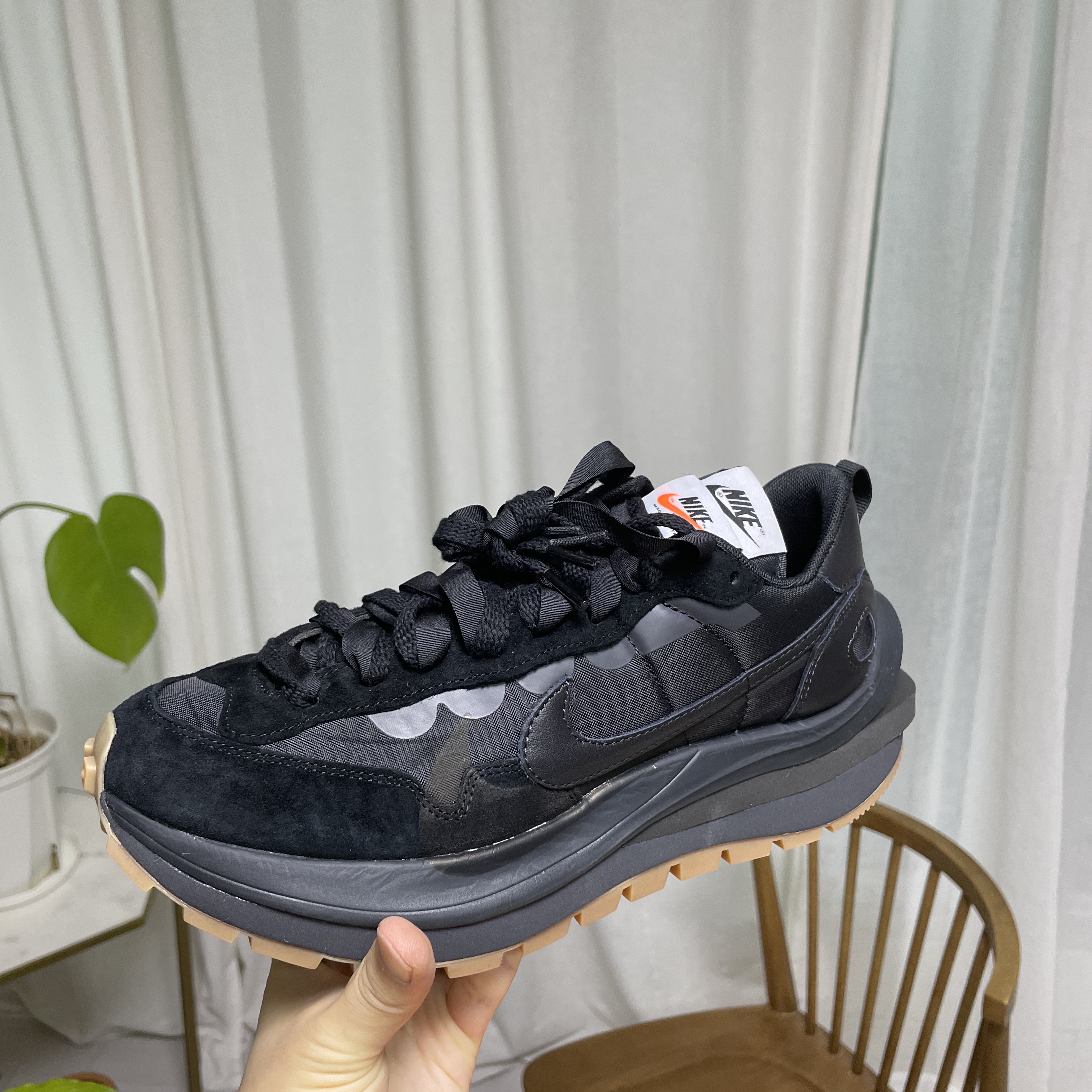 Nike x Sacai VaporWaffle Black and Gum 착용 스타일