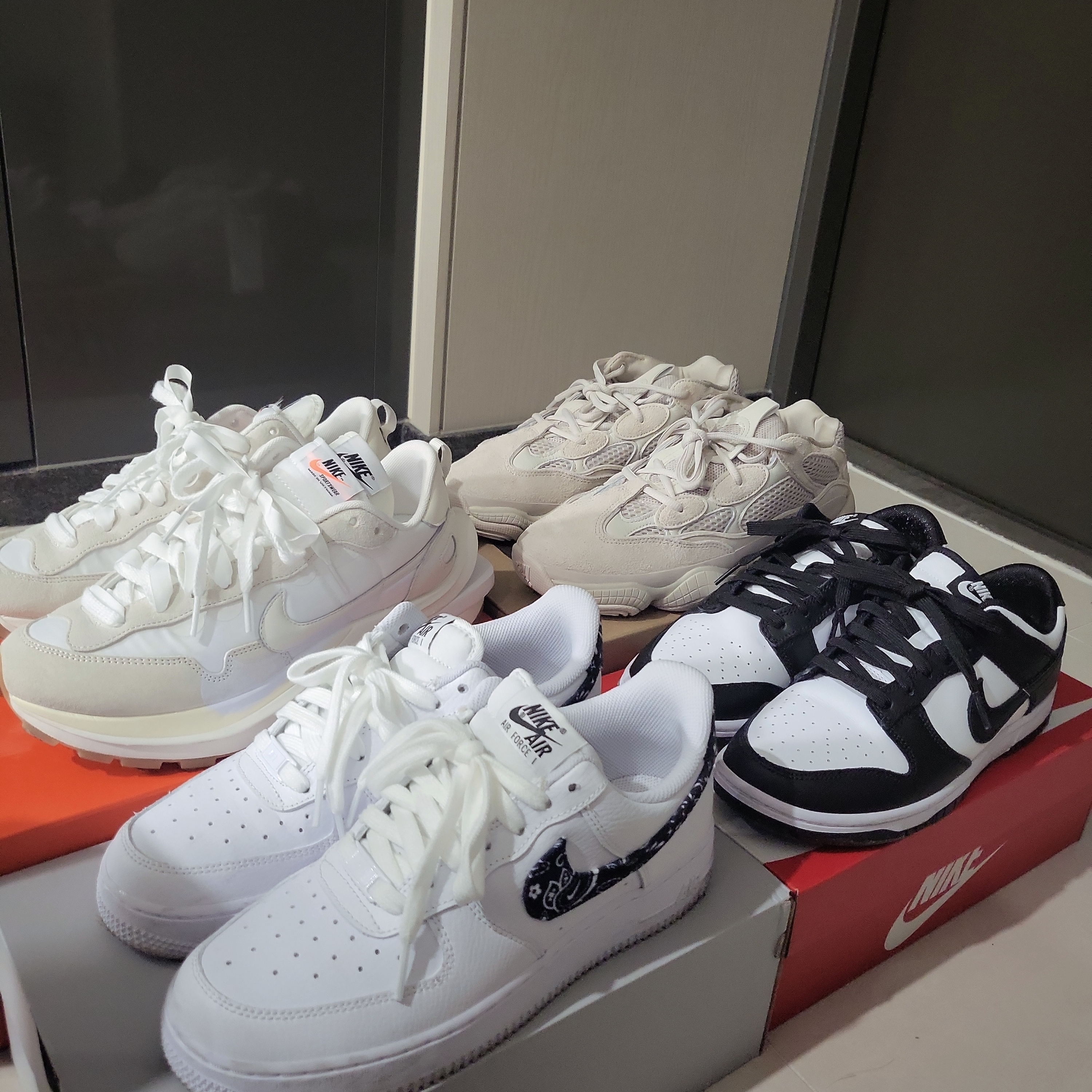 Nike x Sacai VaporWaffle White and Gum, (W) Nike Air Force 1 '07 Essential Paisley Swoosh White Black 착용 스타일 - 2