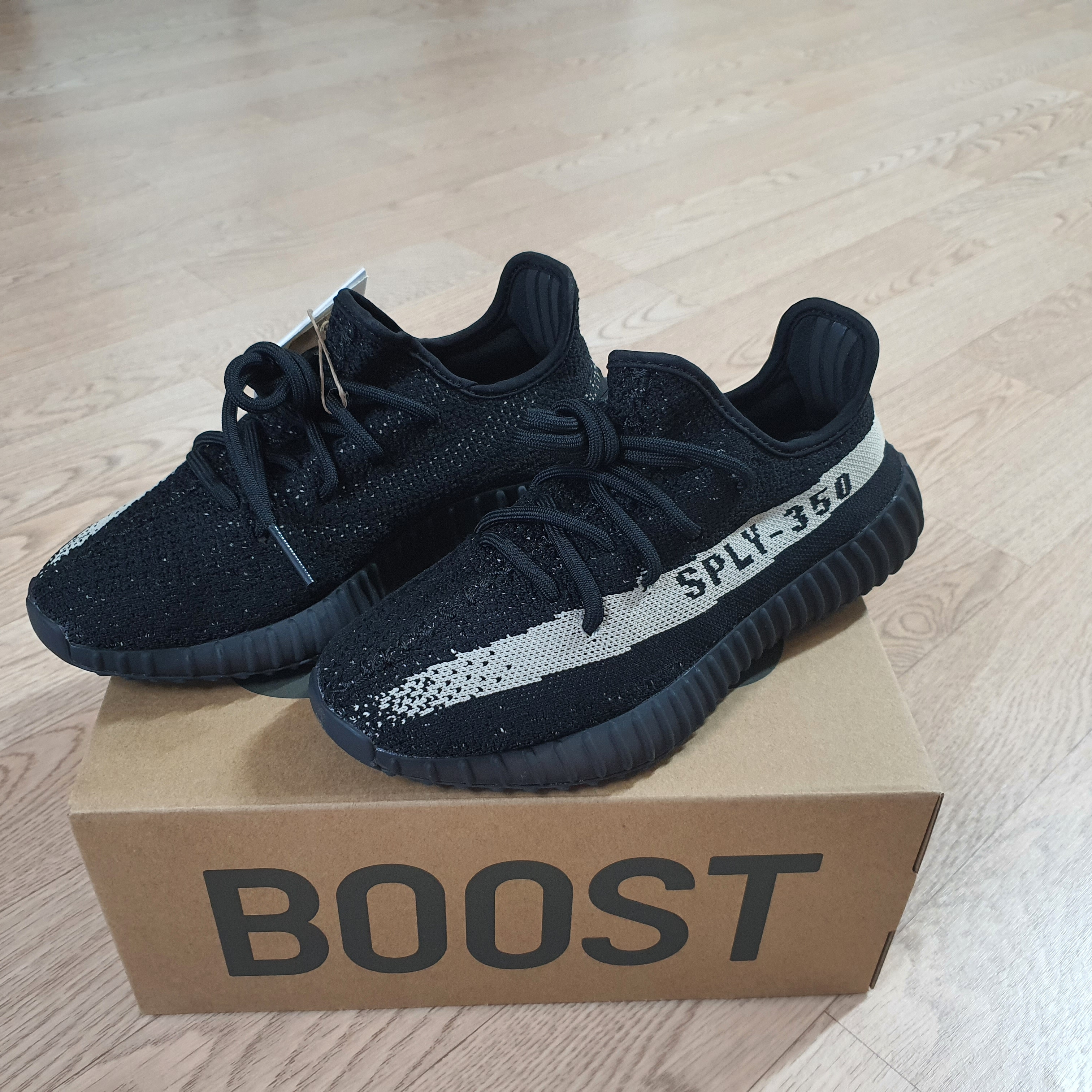 Adidas Yeezy Boost 350 V2 Core Black White 2022 착용 스타일 - 1
