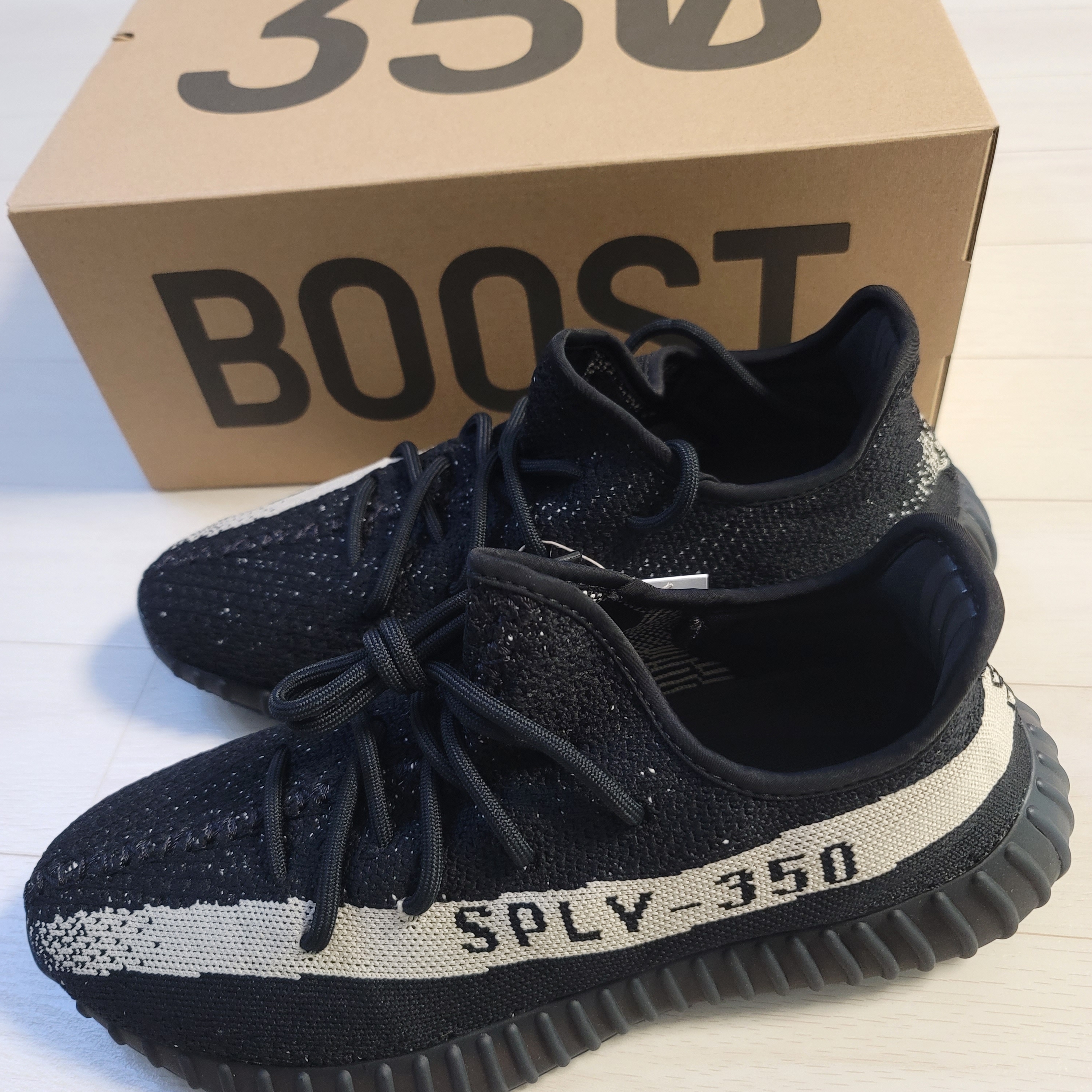 Adidas Yeezy Boost 350 V2 Core Black White 2022 착용 스타일