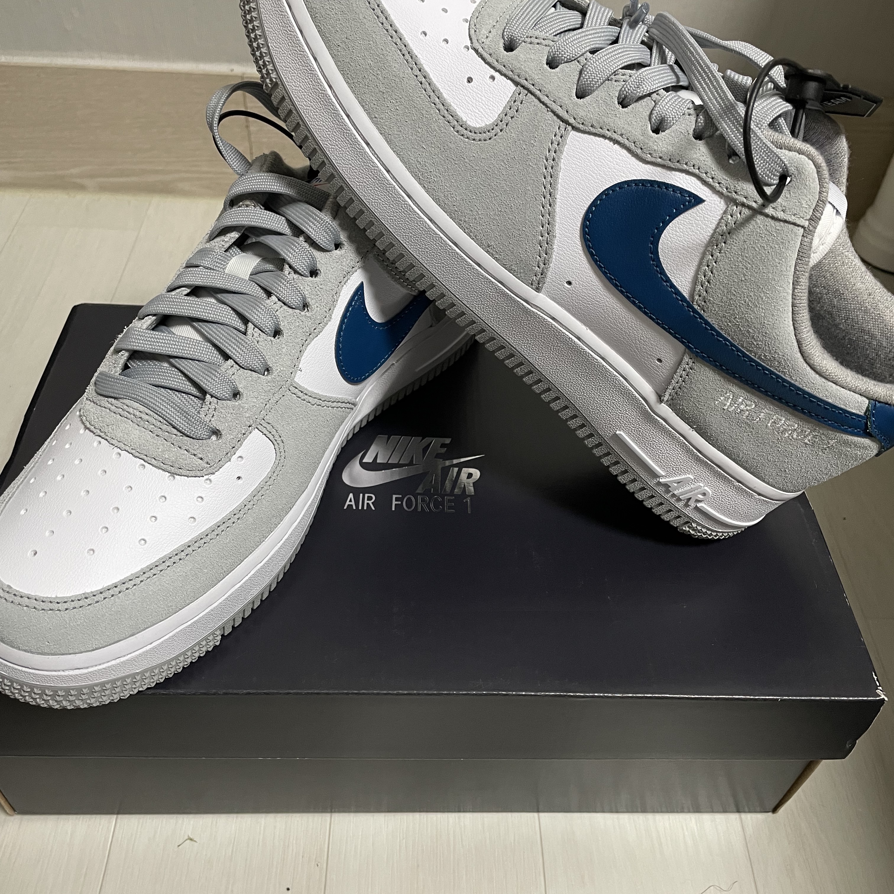 Nike Air Force 1 '07 LV8 Athletic Club Light Smoke Grey Marina 착용 스타일