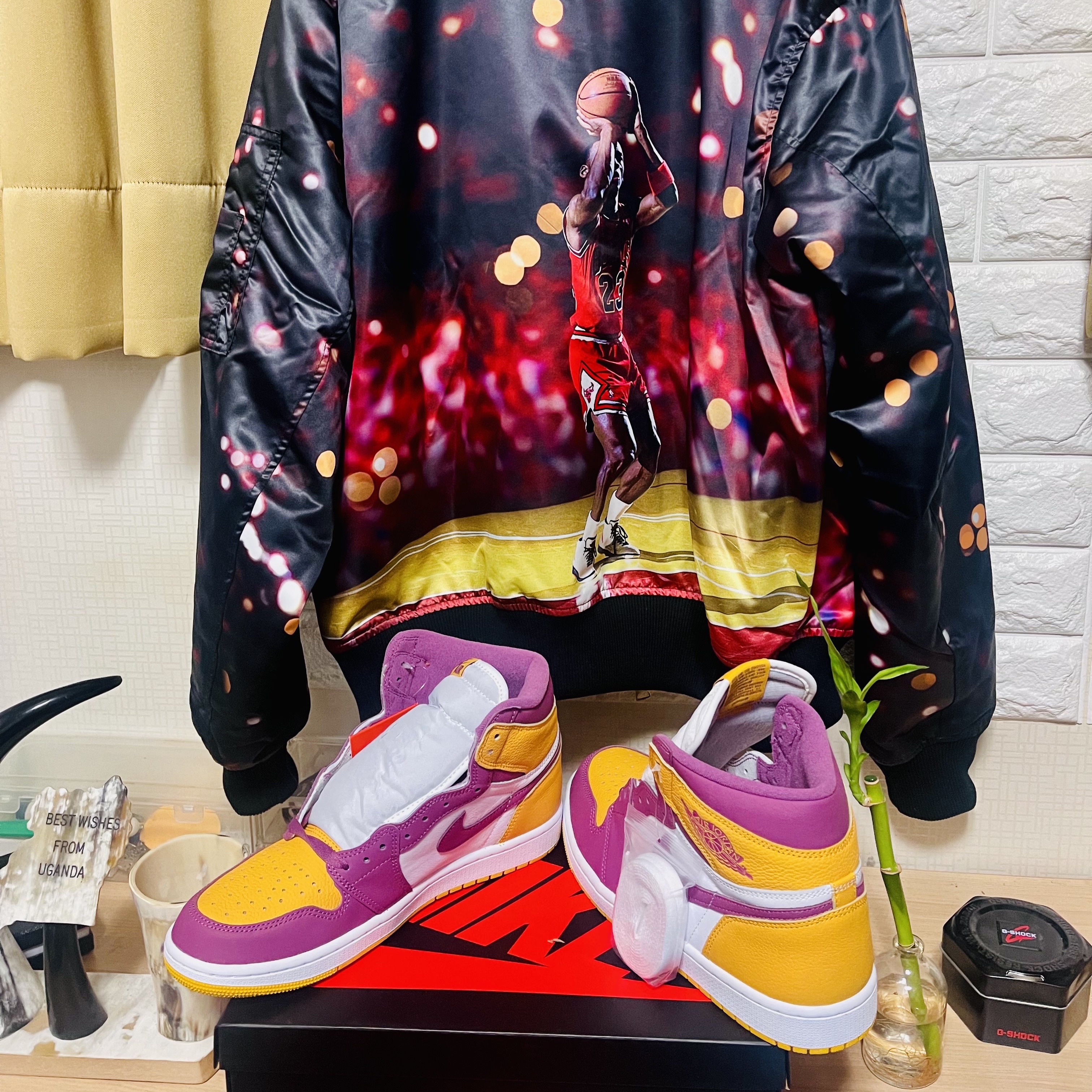 Jordan 1 Retro High OG University Gold Light Bordeaux 착용 스타일 - 3