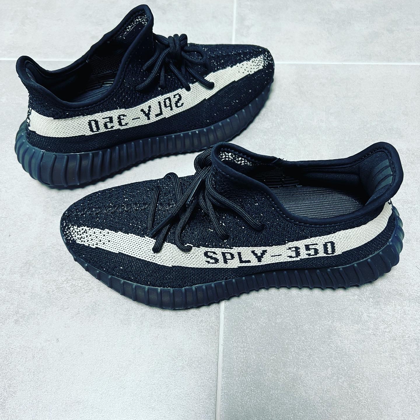 Adidas Yeezy Boost 350 V2 Core Black White 2022 착용 스타일 - 2