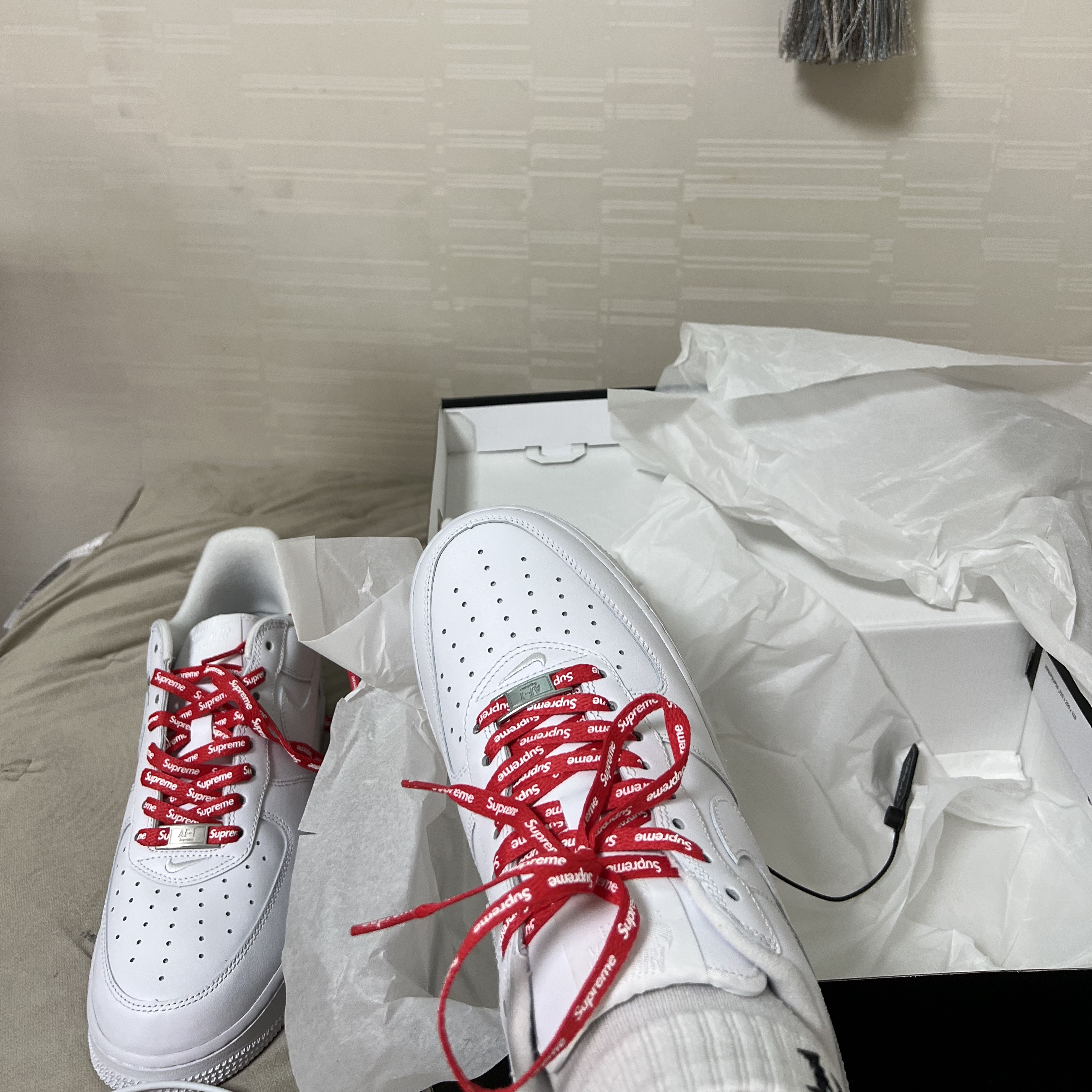 Nike x Supreme Air Force 1 Low White 착용 스타일 - 1