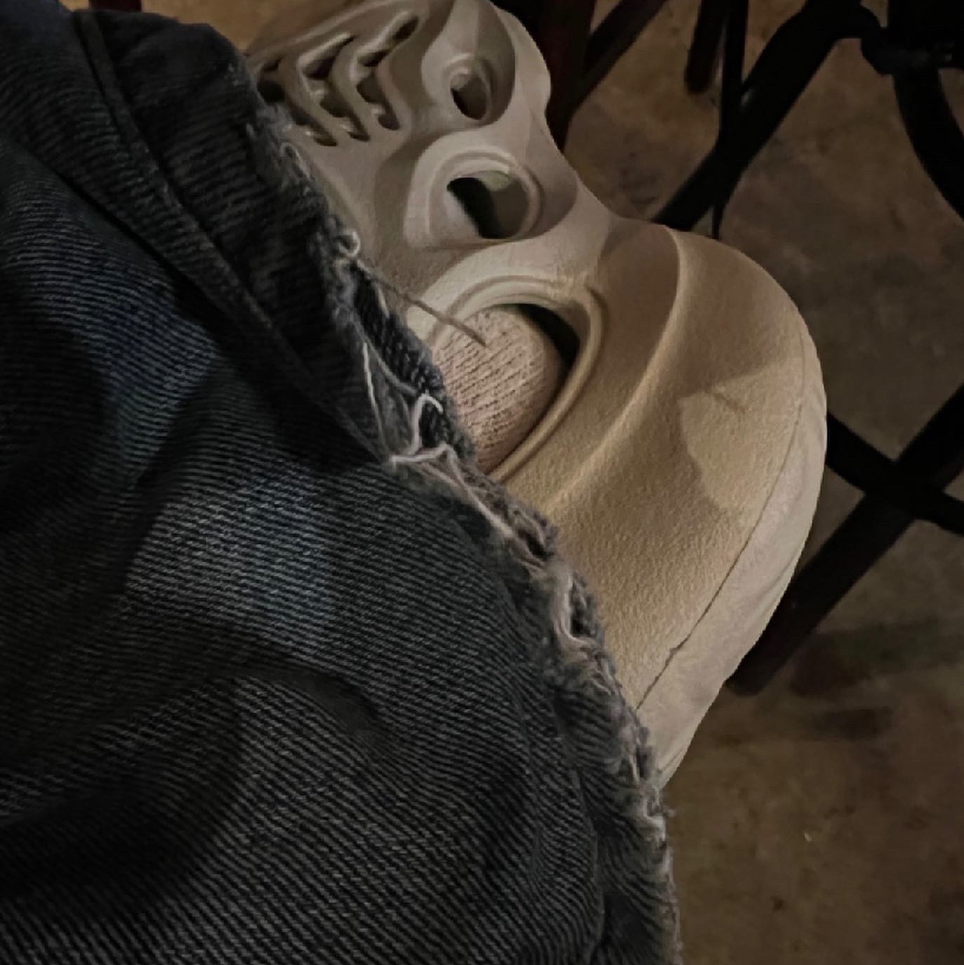 Adidas Yeezy Foam RNNR Sand 착용 스타일 - 3
