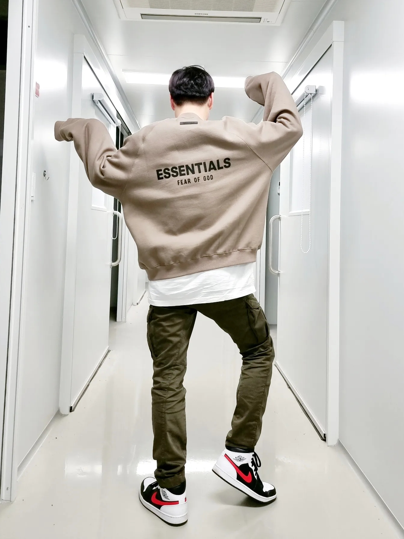 Essentials Pull-Over Crewneck Sweatshirt Taupe - 21SS, Jordan 1 Mid Black Chile Red 착용 스타일 - 2