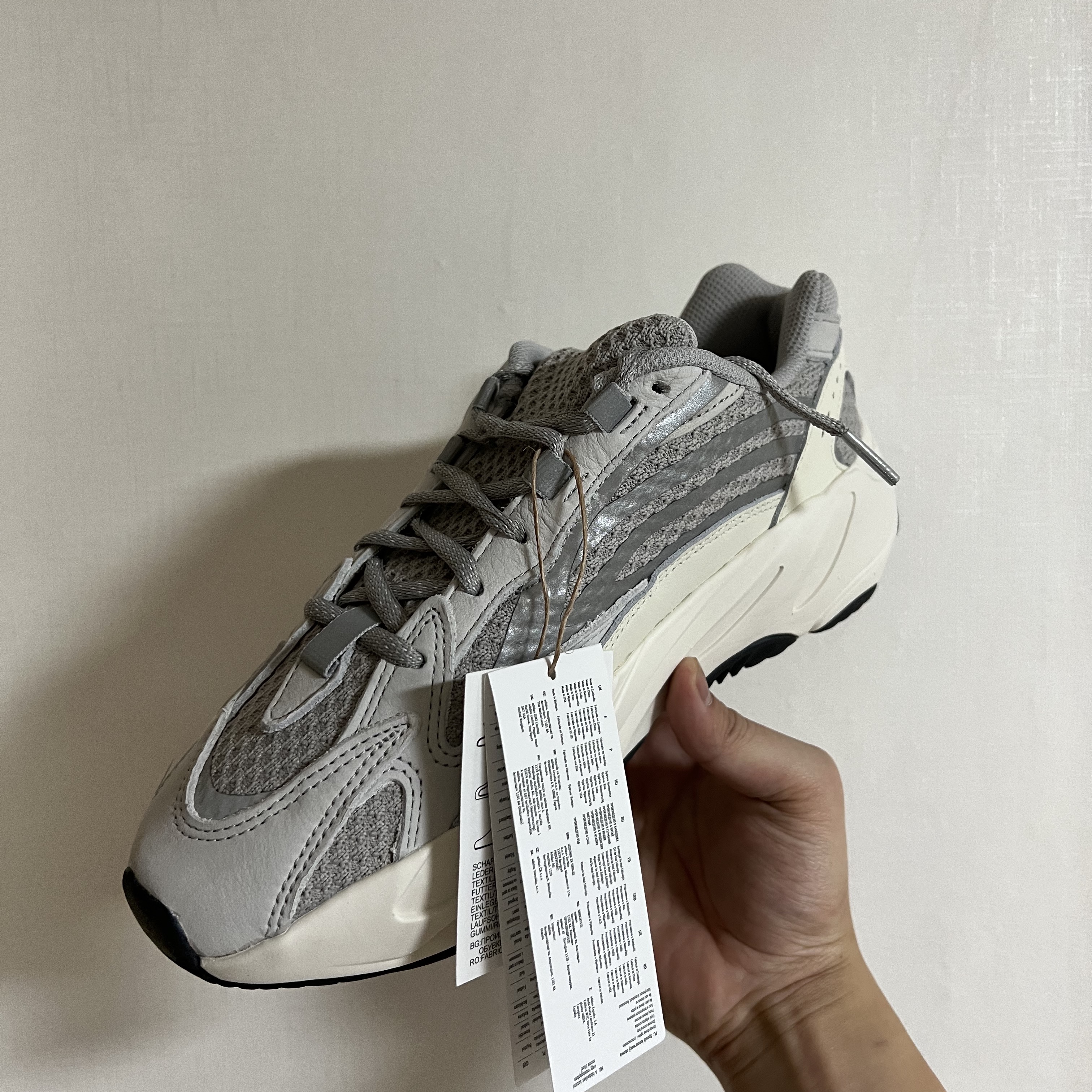 Adidas Yeezy Boost 700 V2 Static 2022 착용 스타일