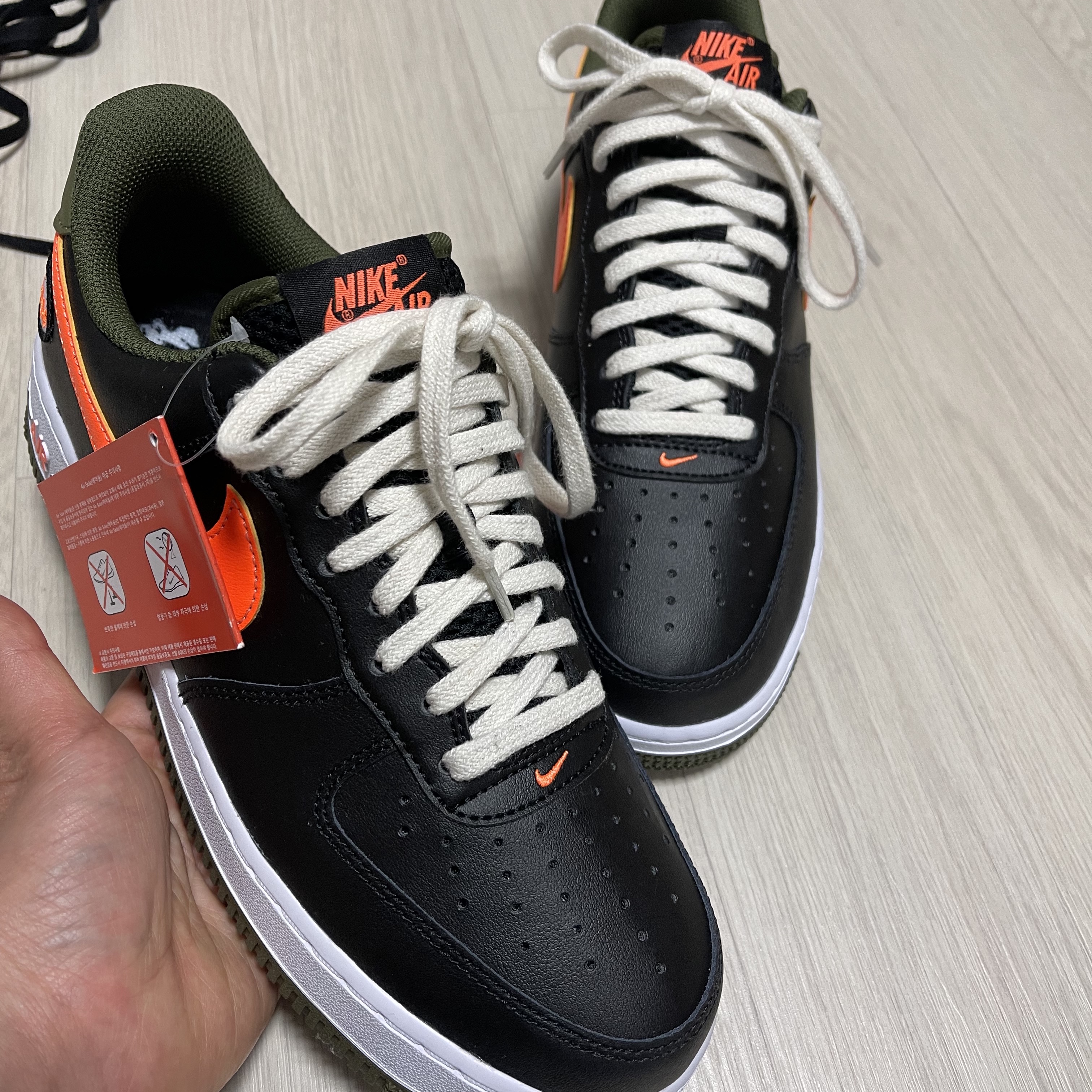Nike Air Force 1 '07 LV8 Black Total Orange 착용 스타일 - 2