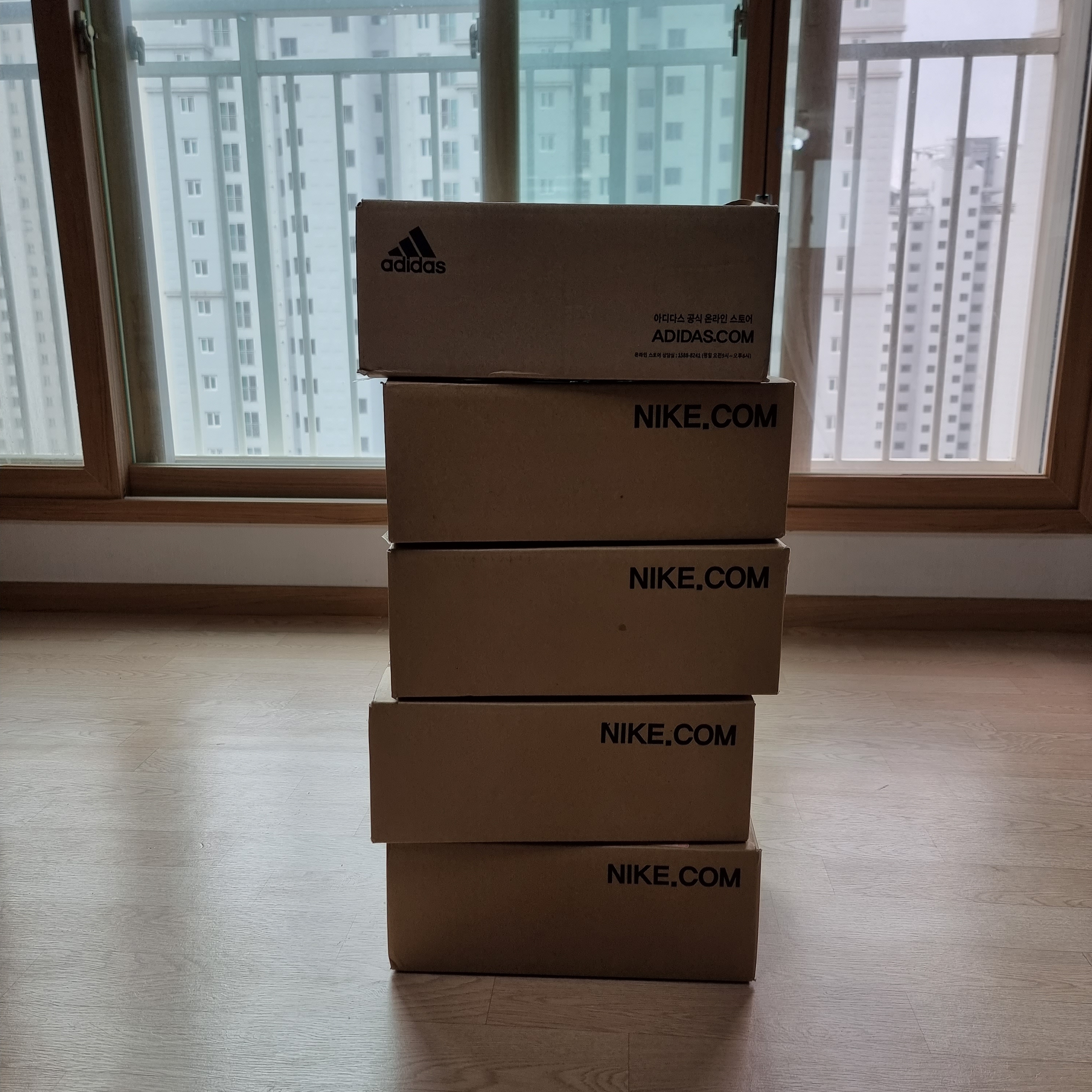Jordan 1 x A Ma Maniere Retro High OG SP Sail and Burgundy, Jordan 1 Retro High OG Patent Bred 착용 스타일 - 3