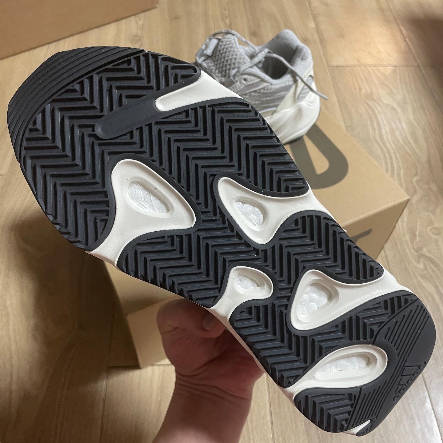 Adidas Yeezy Boost 700 V2 Static 2022 착용 스타일 - 5
