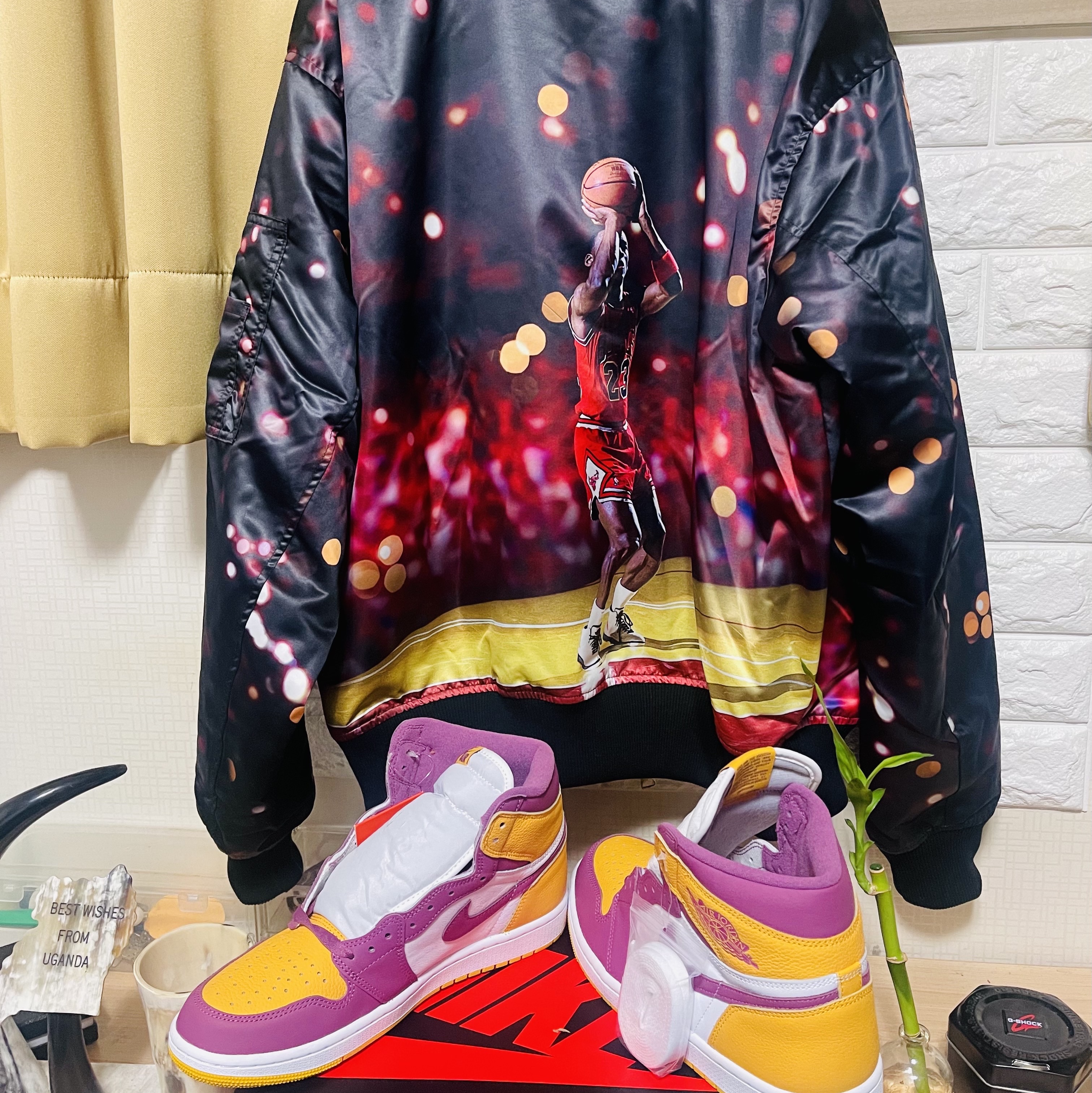 Jordan 1 Retro High OG University Gold Light Bordeaux 착용 스타일 - 2