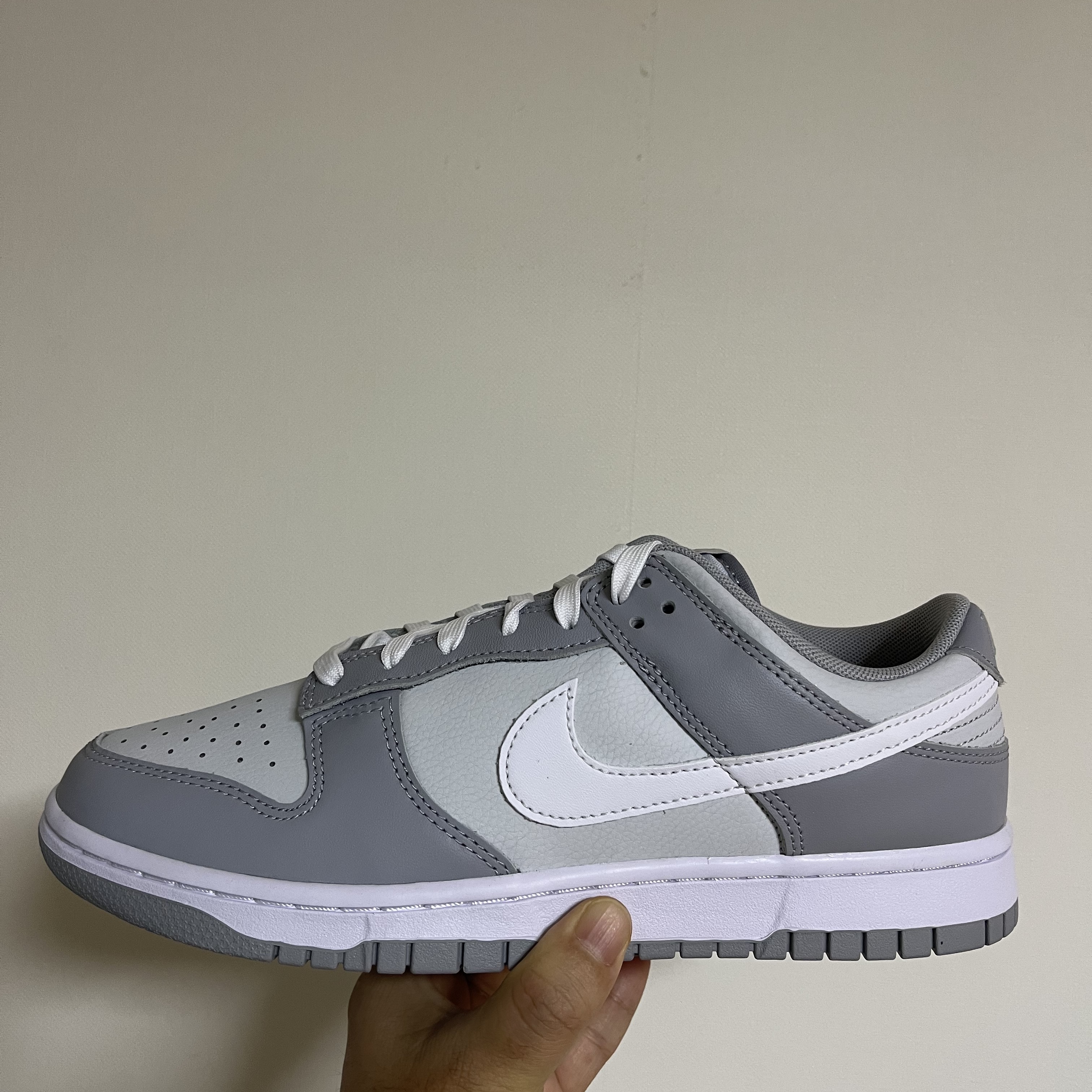 Nike Dunk Low Retro Wolf Grey 착용 스타일 - 1