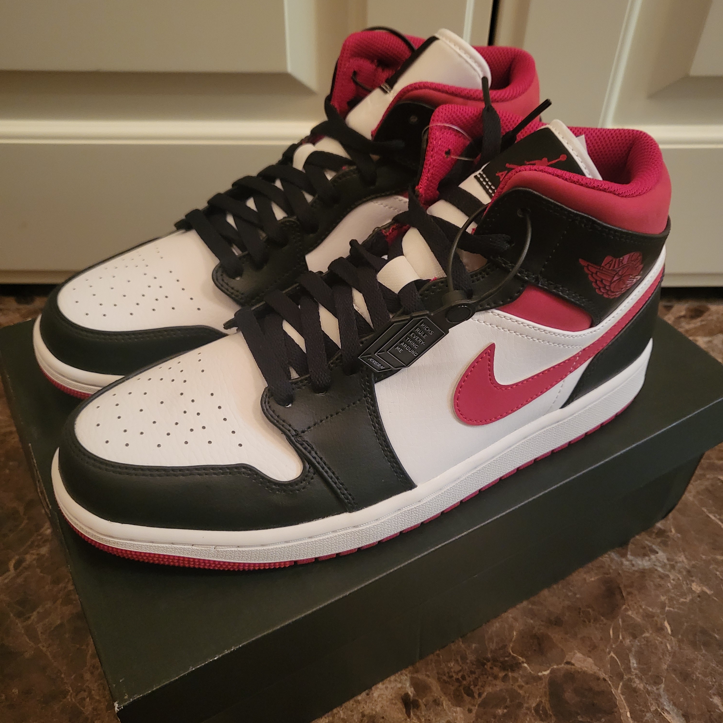 Jordan 1 Mid Gym Red Black White 착용 스타일 - 1