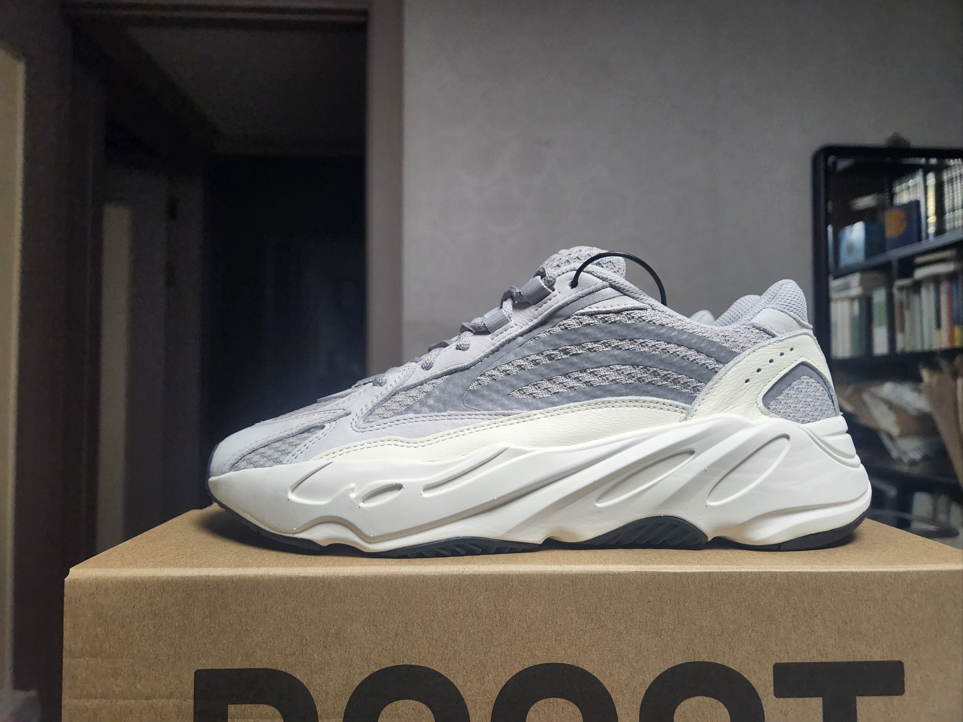 Adidas Yeezy Boost 700 V2 Static 2018 착용 스타일 - 2