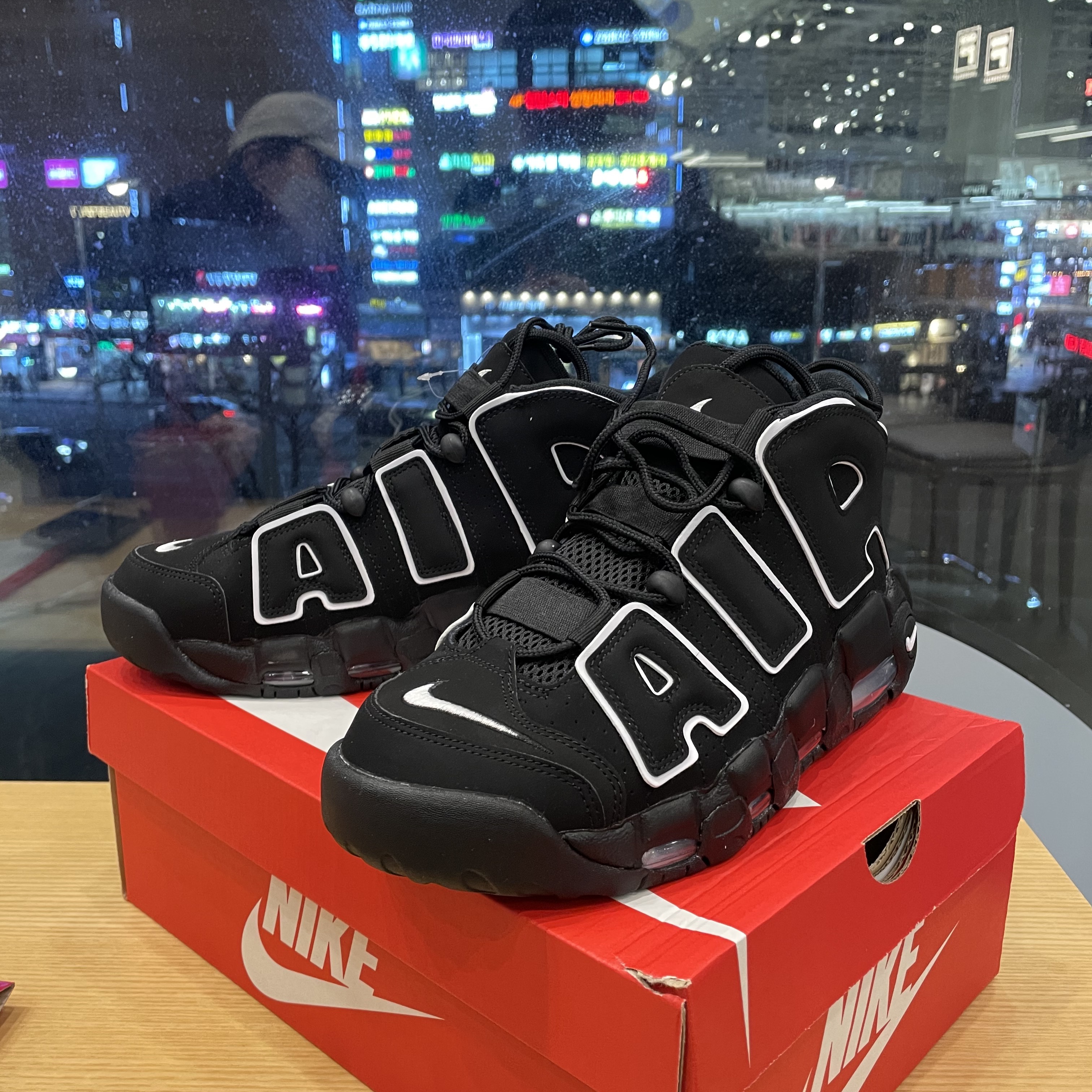 Nike Air More Uptempo Black White 2020 착용 스타일 - 1