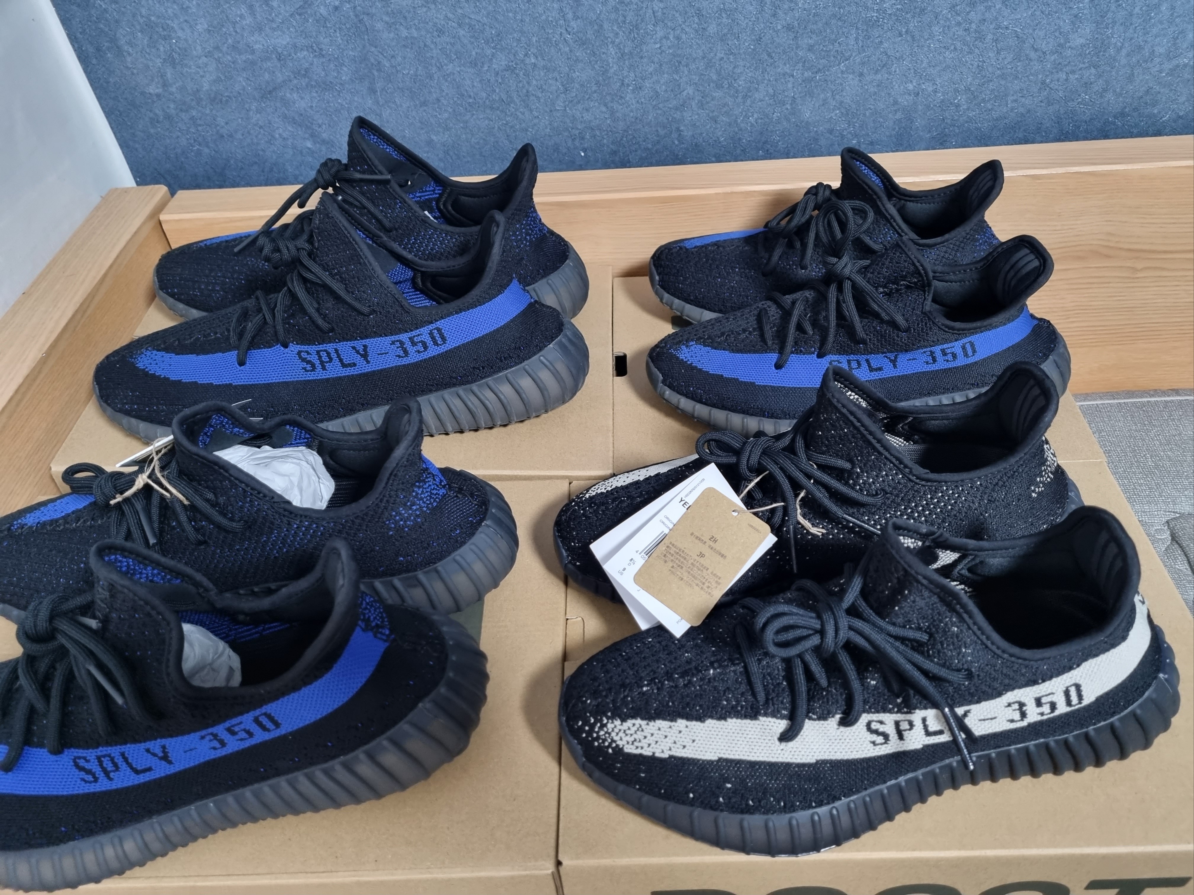 Adidas Yeezy Boost 350 V2 Core Black White 2022, Adidas Yeezy Boost 350 V2 Dazzling Blue 착용 스타일 - 1