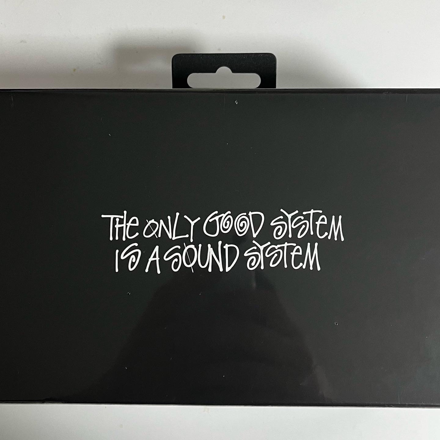 Stussy x Beats By Dre Pill+ Black White 착용 스타일 - 3