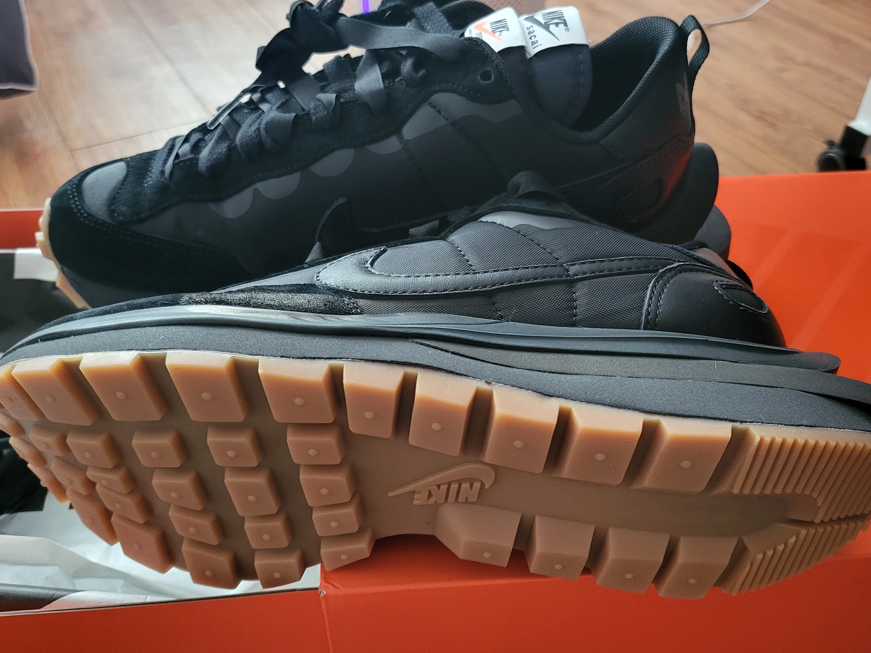Nike x Sacai VaporWaffle Black and Gum 착용 스타일 - 4
