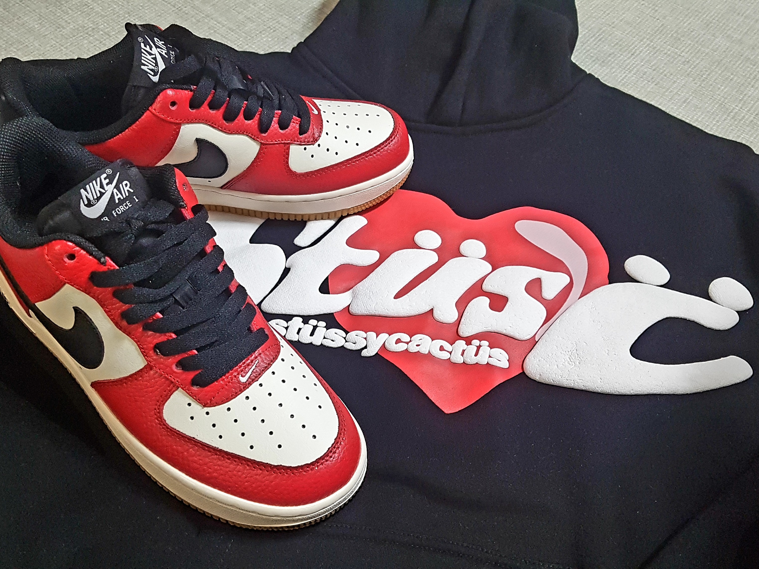 Nike Air Force 1 Low Gym Red, Stussy x Cactus Plant Flea Market Heart Hoodie 착용 스타일