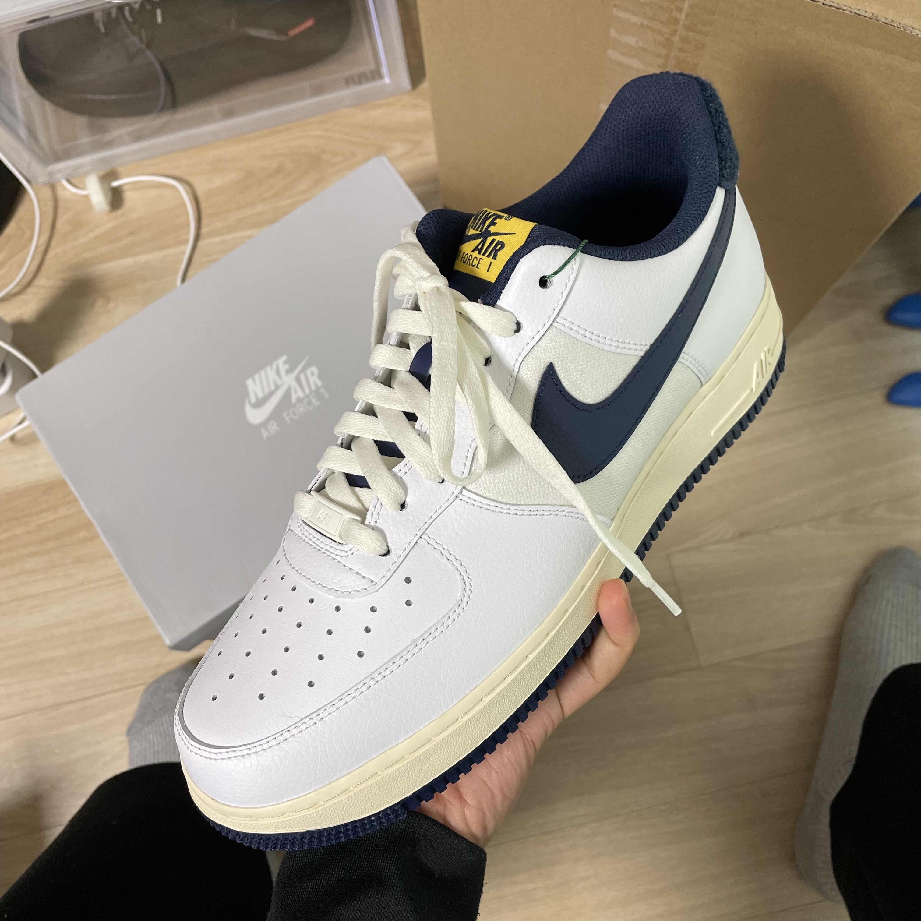 Nike Air Force 1 '07 LV8 Varsity White Midnight Navy 착용 스타일