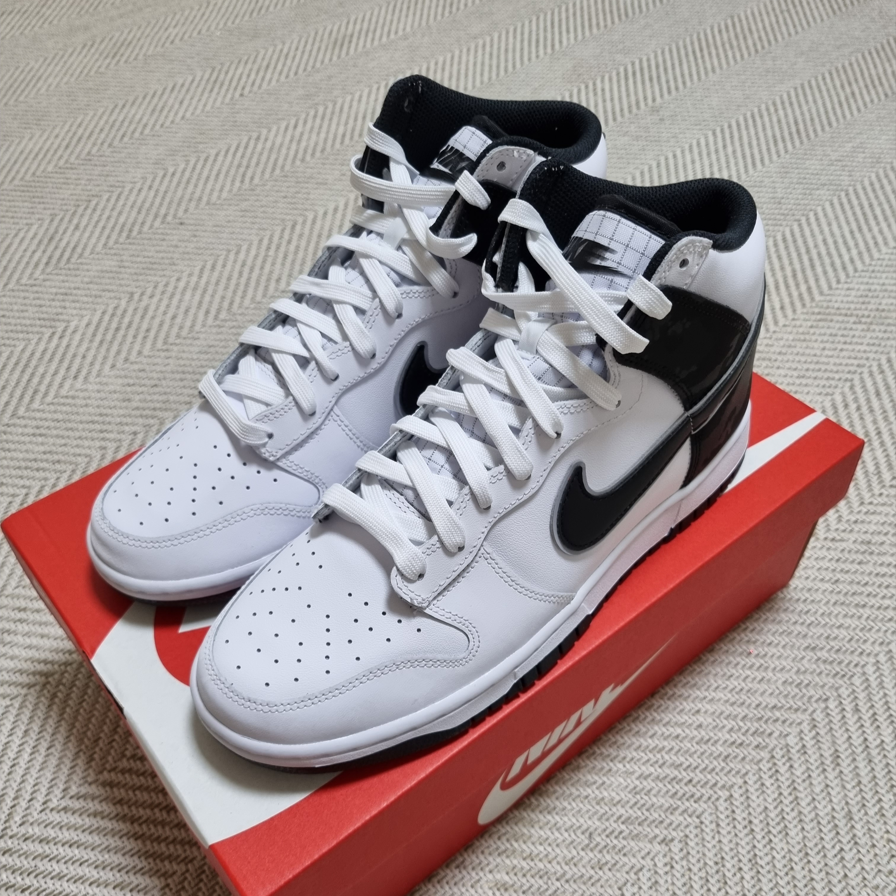 Nike Dunk High Retro SE White Black 착용 스타일 - 2