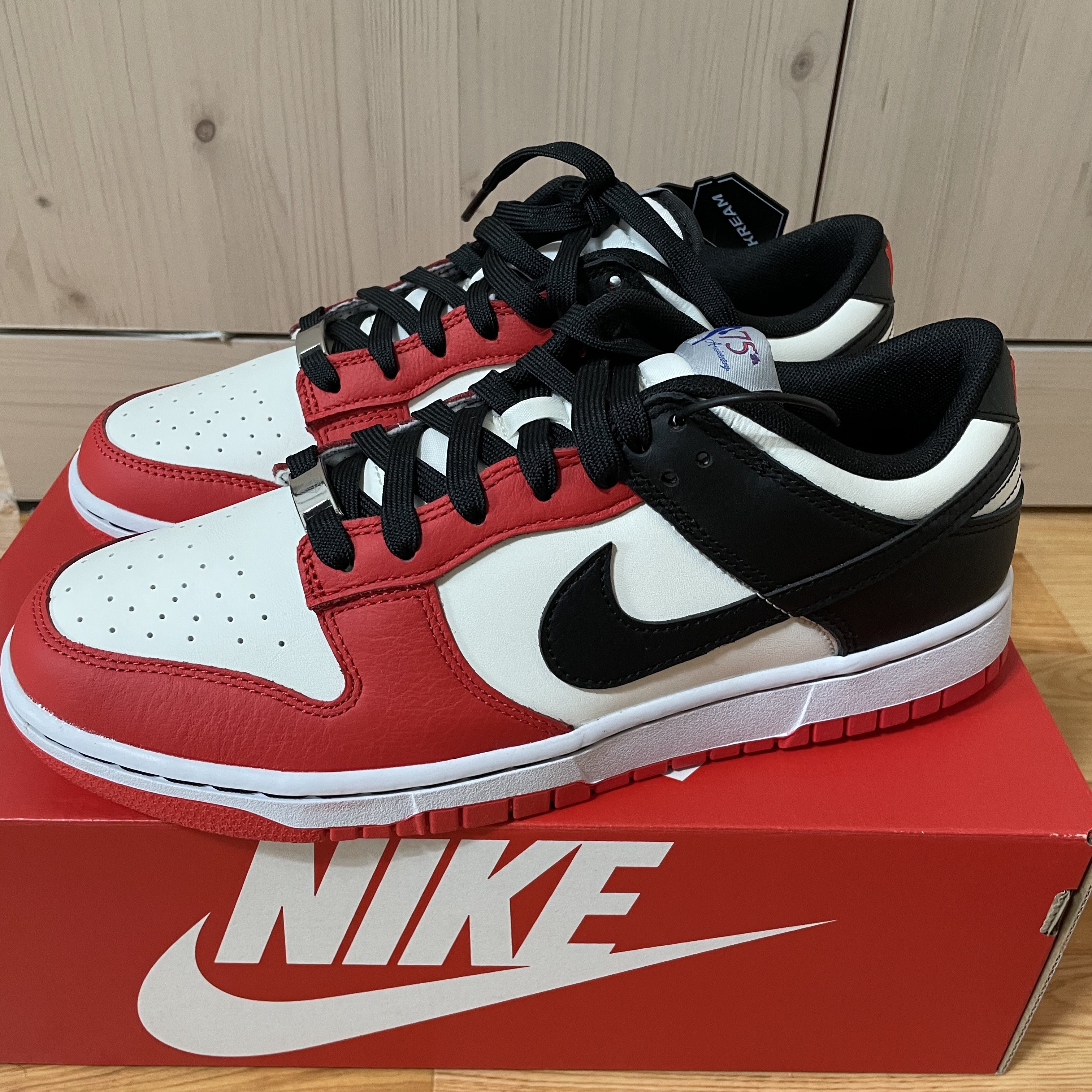 Nike x NBA Dunk Low Retro EMB Black and Chile Red 착용 스타일 - 2
