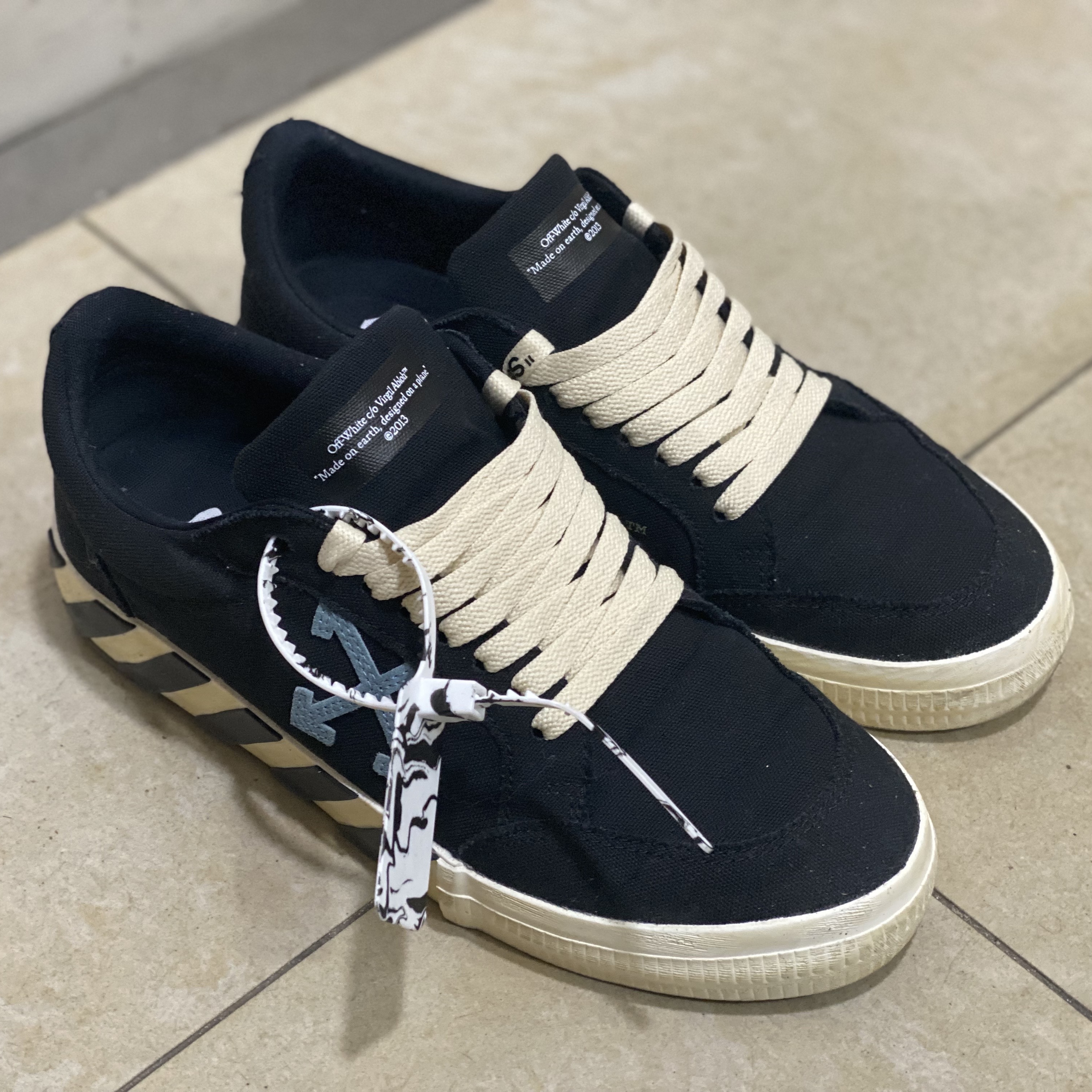 Off-White Arrow Low Vulcanized Sneakers Black Light Blue - 21FW 착용 스타일